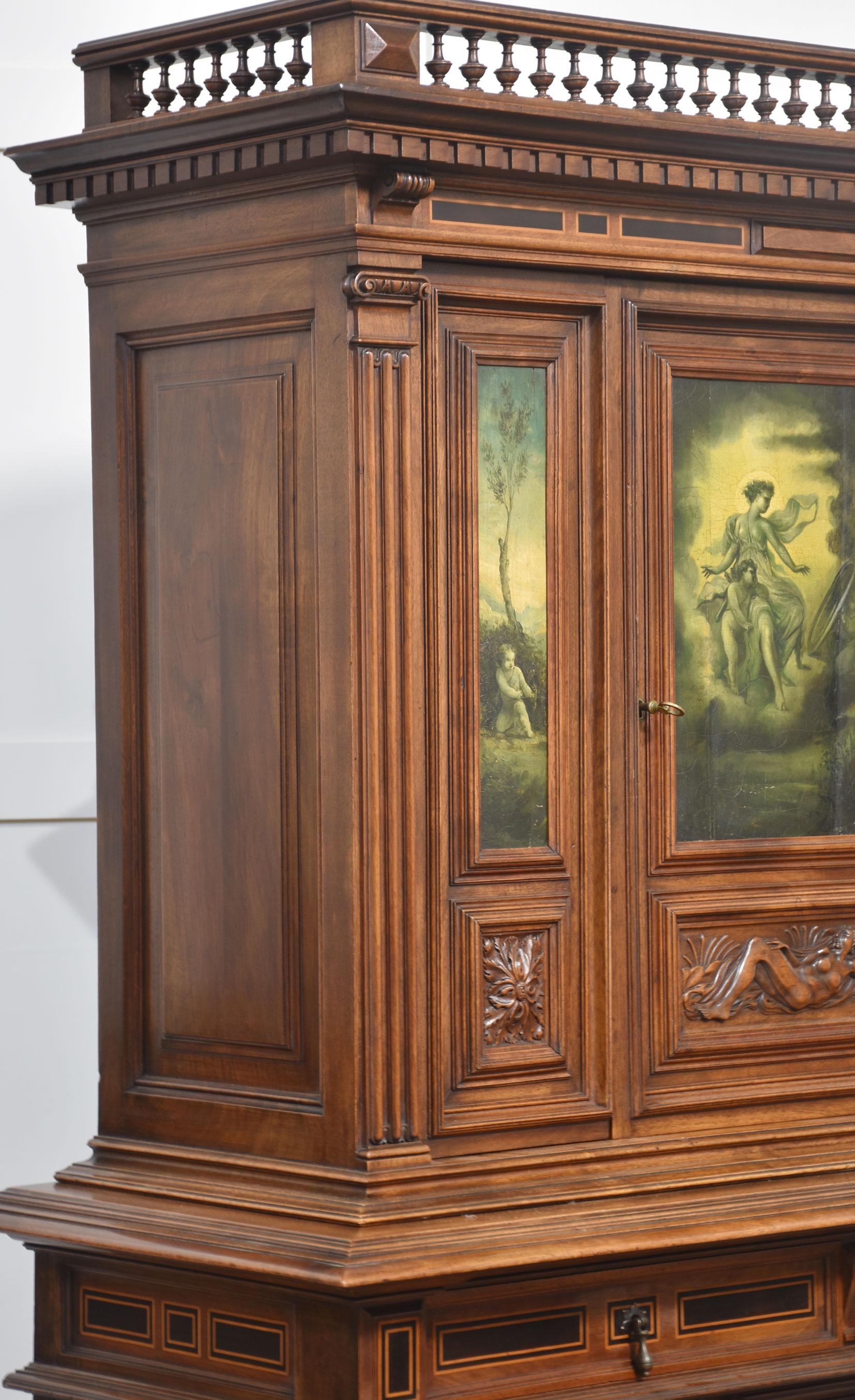 Geschnitzter Nussbaumschrank auf Stand im Angebot 3