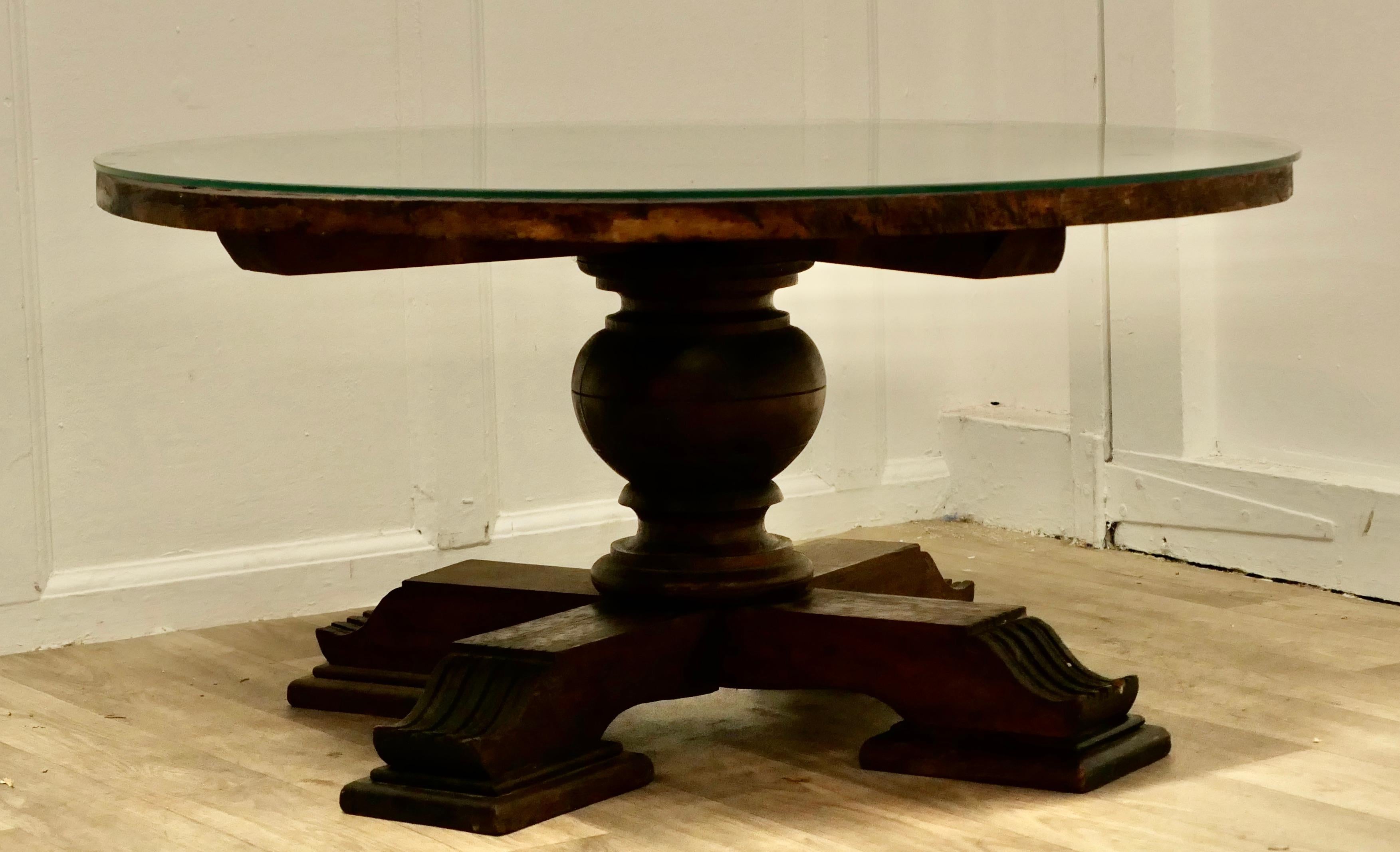  Table basse centrale en noyer sculpté 

La table est fabriquée en noyer, un bois superbe pour le sculpteur, le plateau est rond et profondément sculpté à certains endroits et même percé de part en part. Elle est dotée d'un nouveau plateau en verre