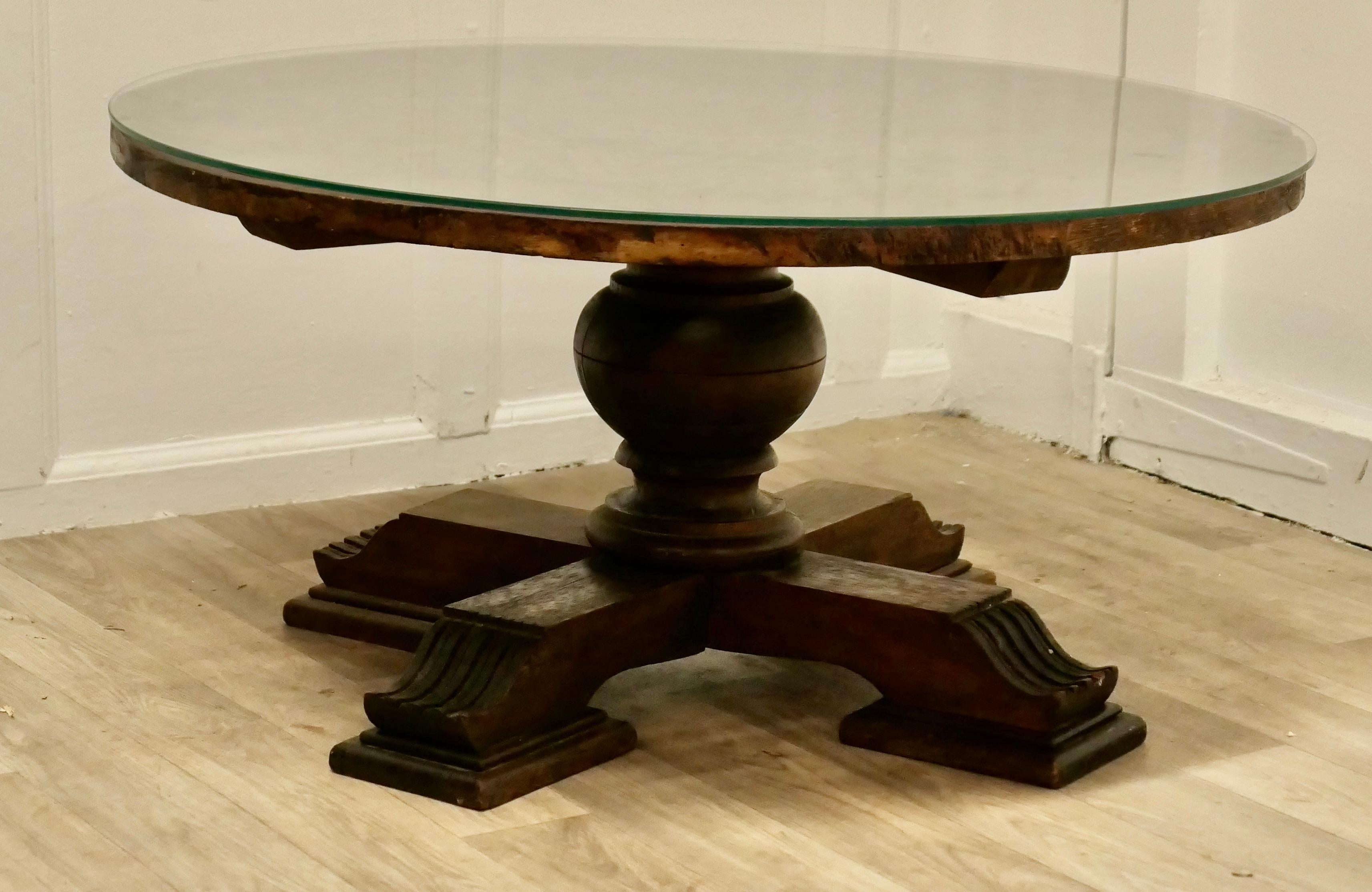 Gothique Table basse centrale en noyer sculpté en vente