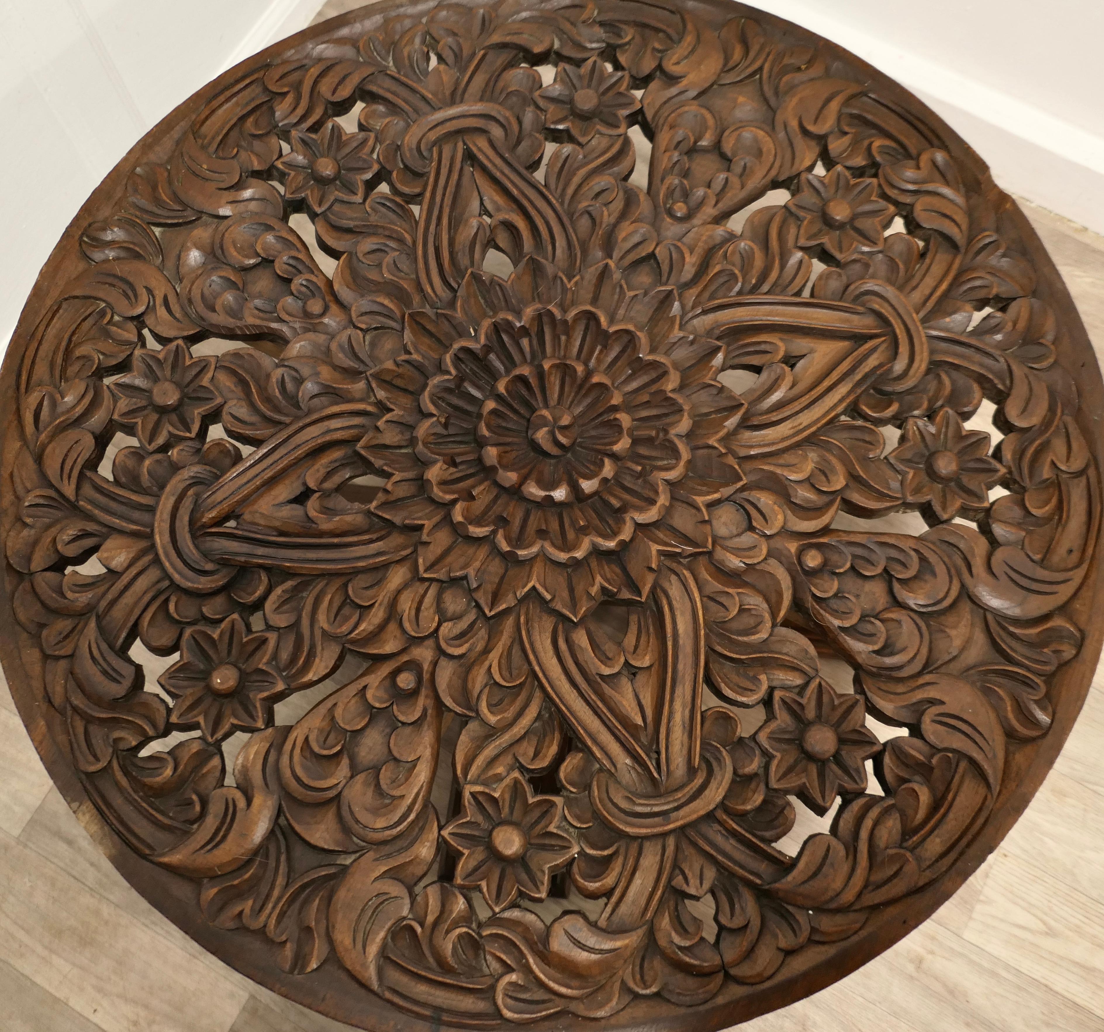 Table basse centrale en noyer sculpté Bon état - En vente à Godshill, Isle of Wight