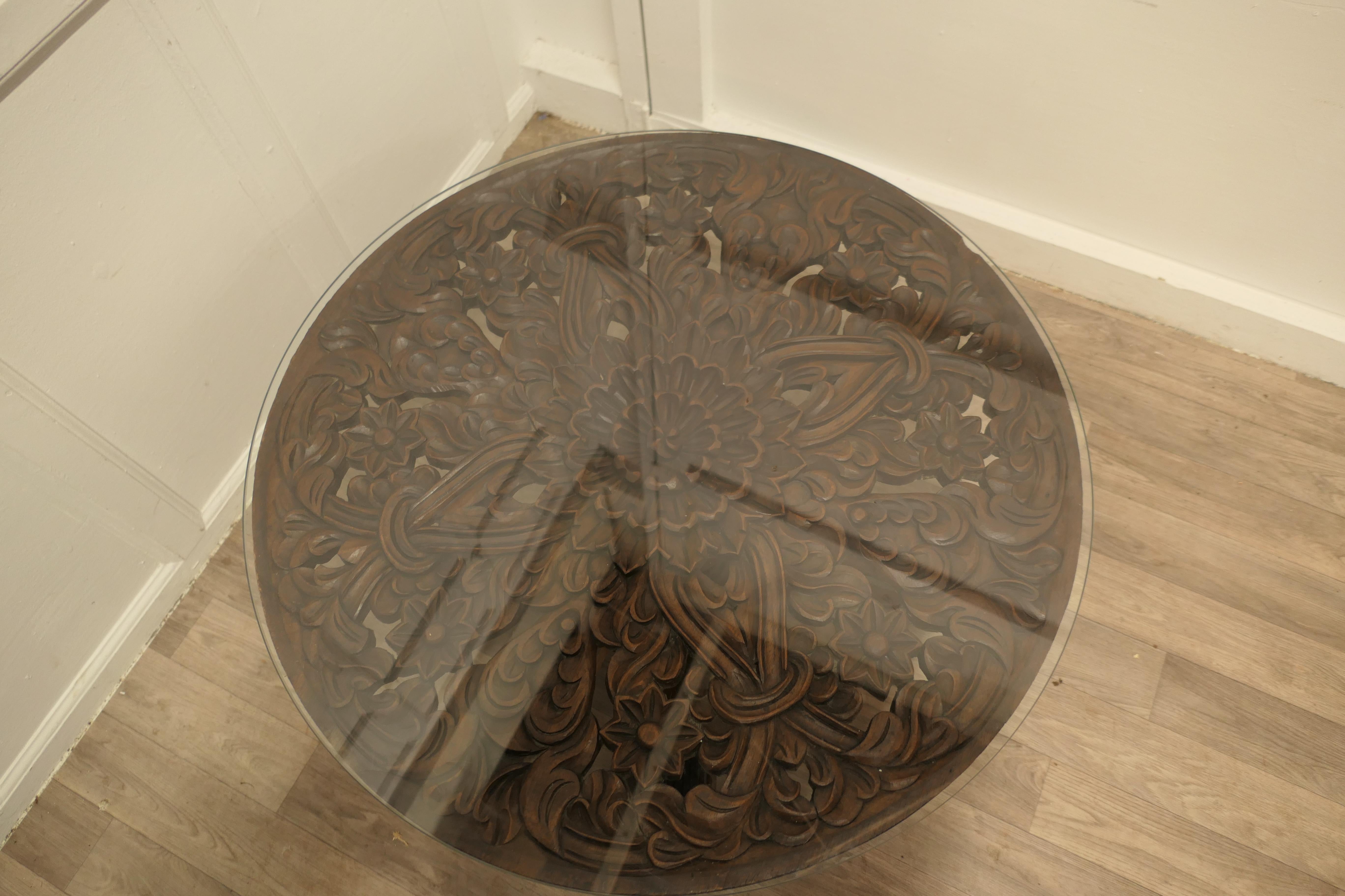 Début du 20ème siècle Table basse centrale en noyer sculpté en vente