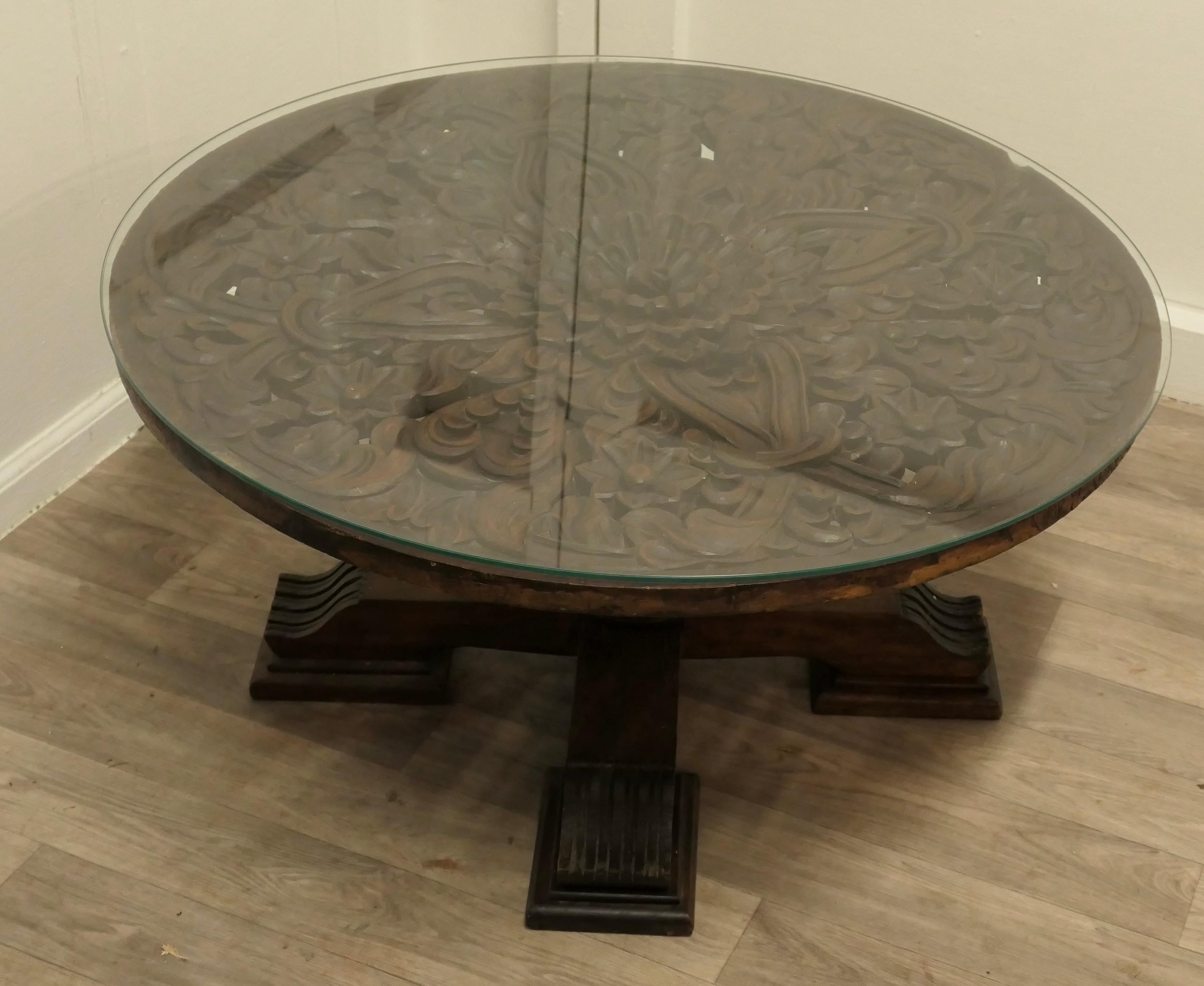Noyer Table basse centrale en noyer sculpté en vente