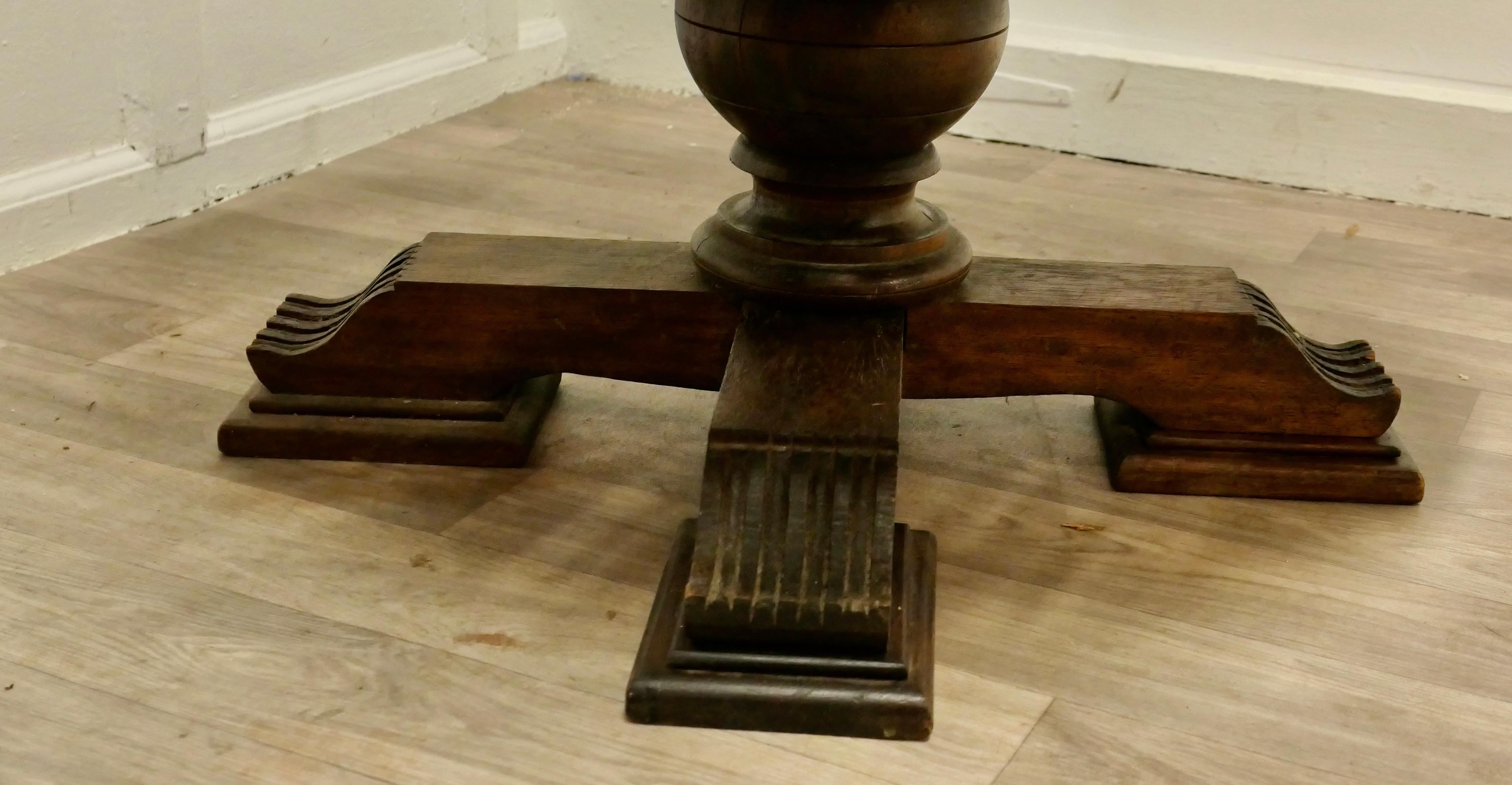 Table basse centrale en noyer sculpté en vente 1