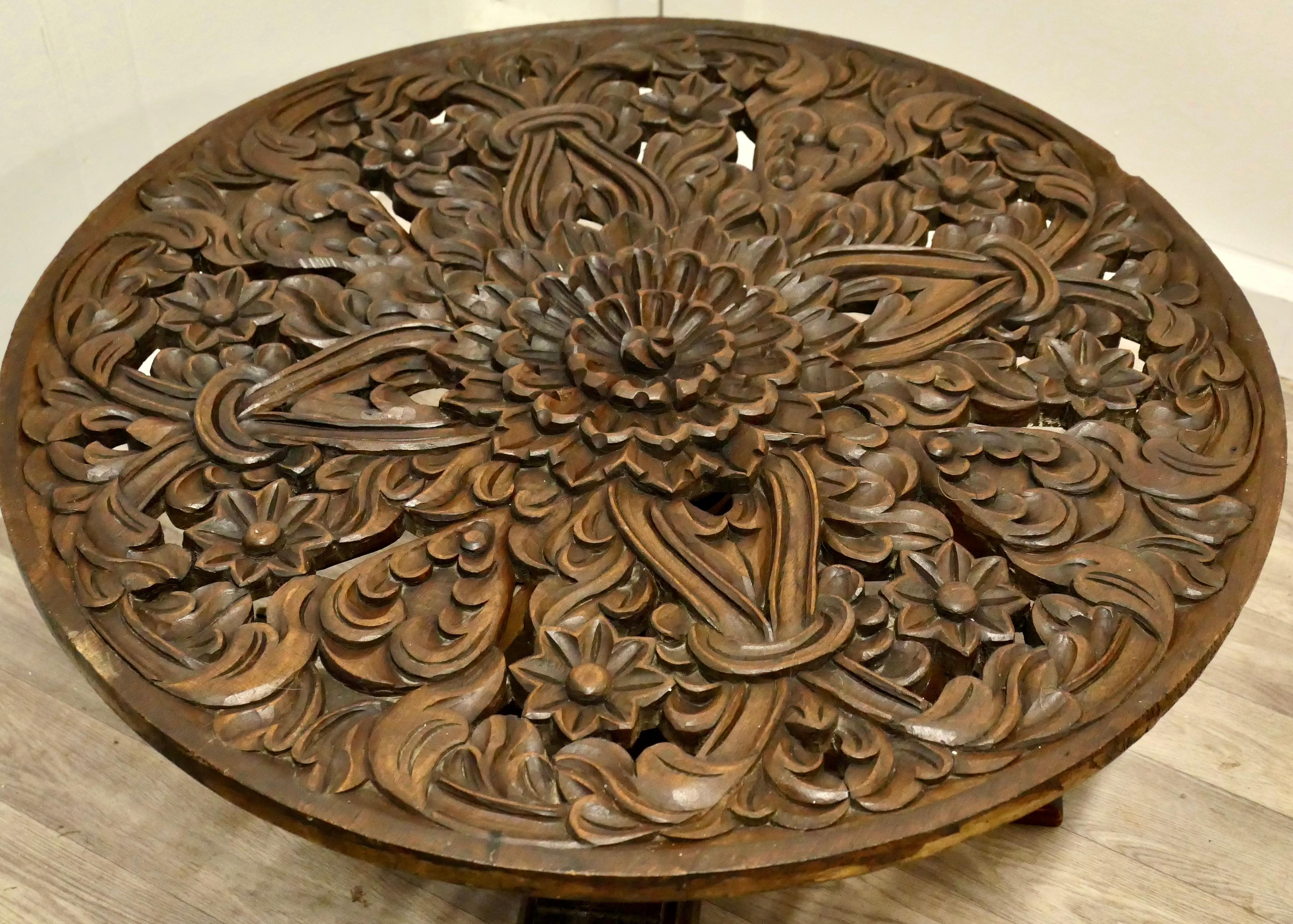 Table basse centrale en noyer sculpté en vente 2