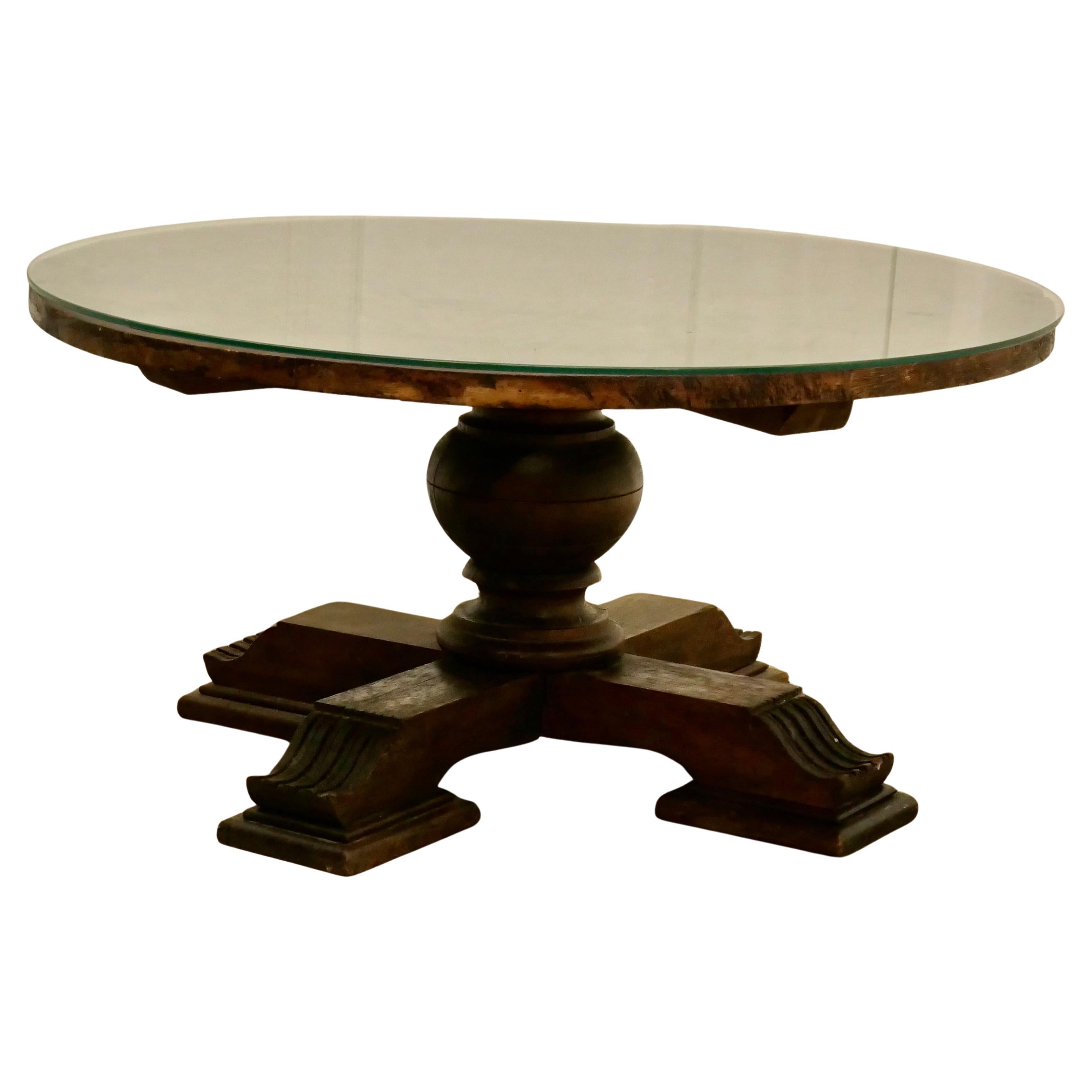 Table basse centrale en noyer sculpté en vente