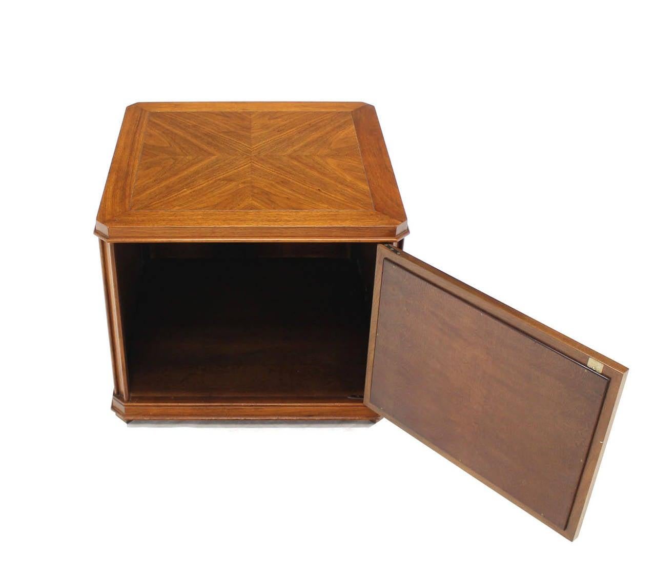 Walnut Carved Honeycomb Pattern One Door Cube Square Shape Side End Table Stand MINT!
One door storage compartment.