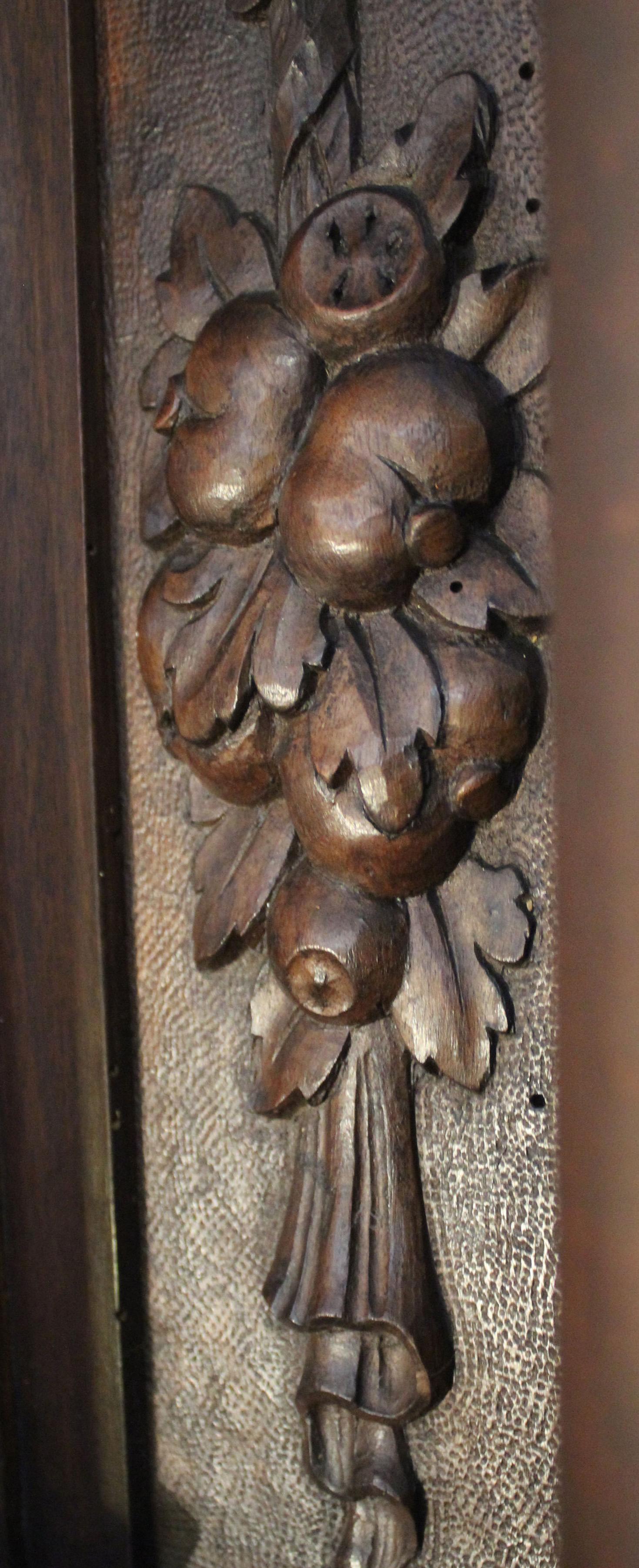Walnut Carved Living Room, 19th Century, Set of 17 For Sale 9