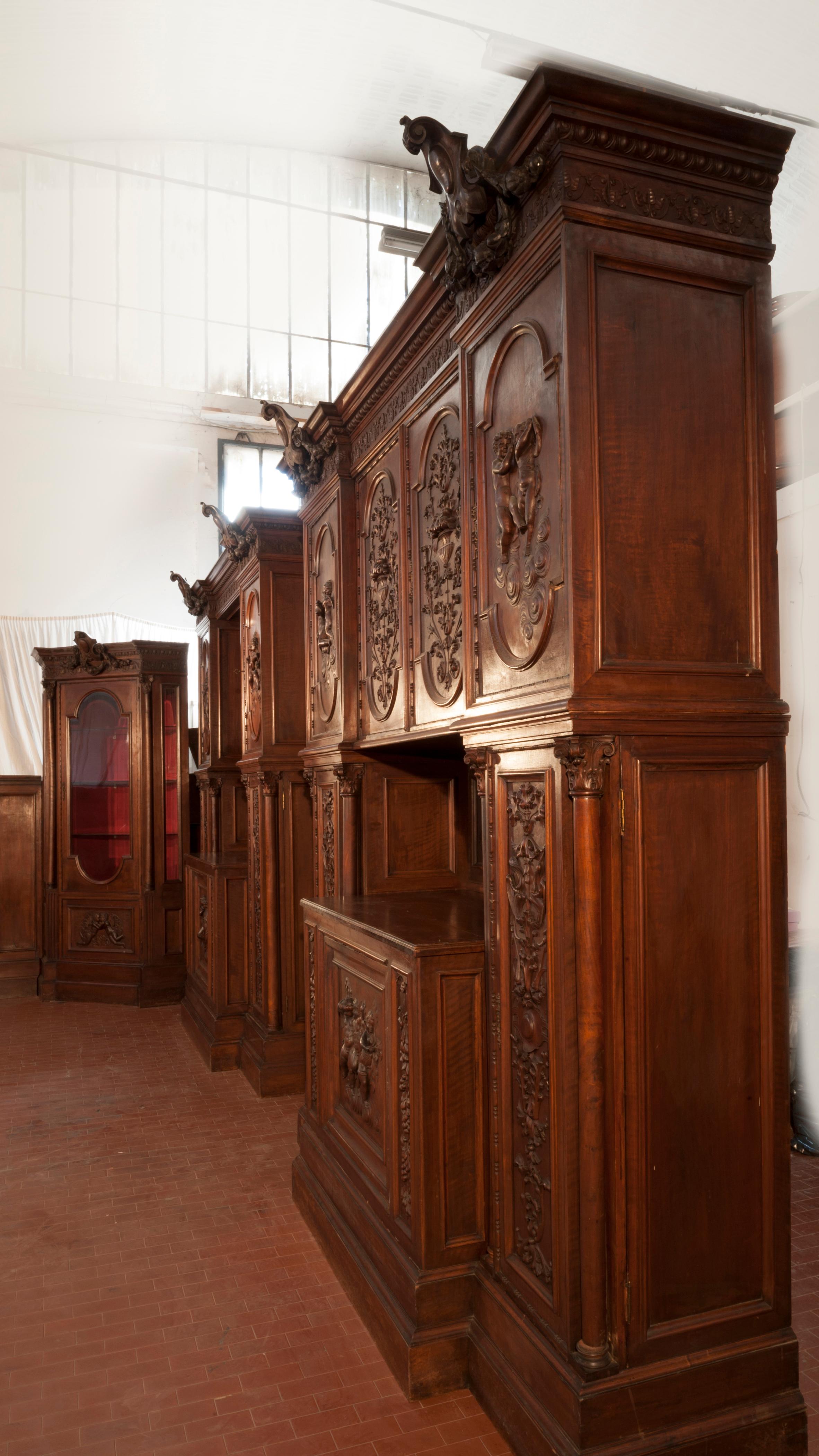 Walnut Carved Living Room, 19th Century, Set of 17 For Sale 13