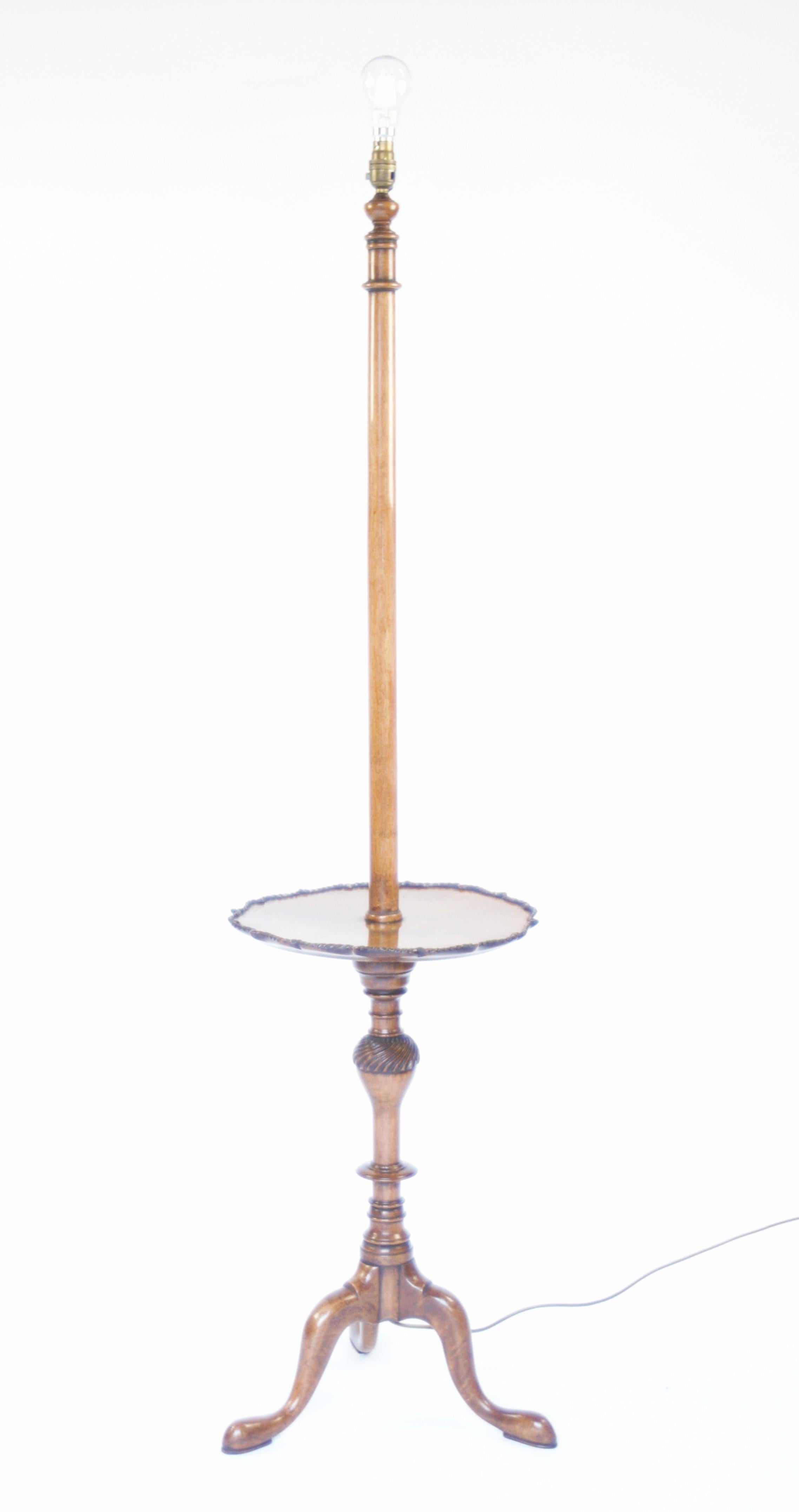 Lampada standard in noce e intagliata, circa 1930
Colonna conica in noce, 
Piano del tavolo circolare con
Dettaglio nastro intagliato
Piedistallo tornito e intagliato,
Con gambe a treppiede a forma di cabriole e pad.
Paralume incluso,
Recentemente è