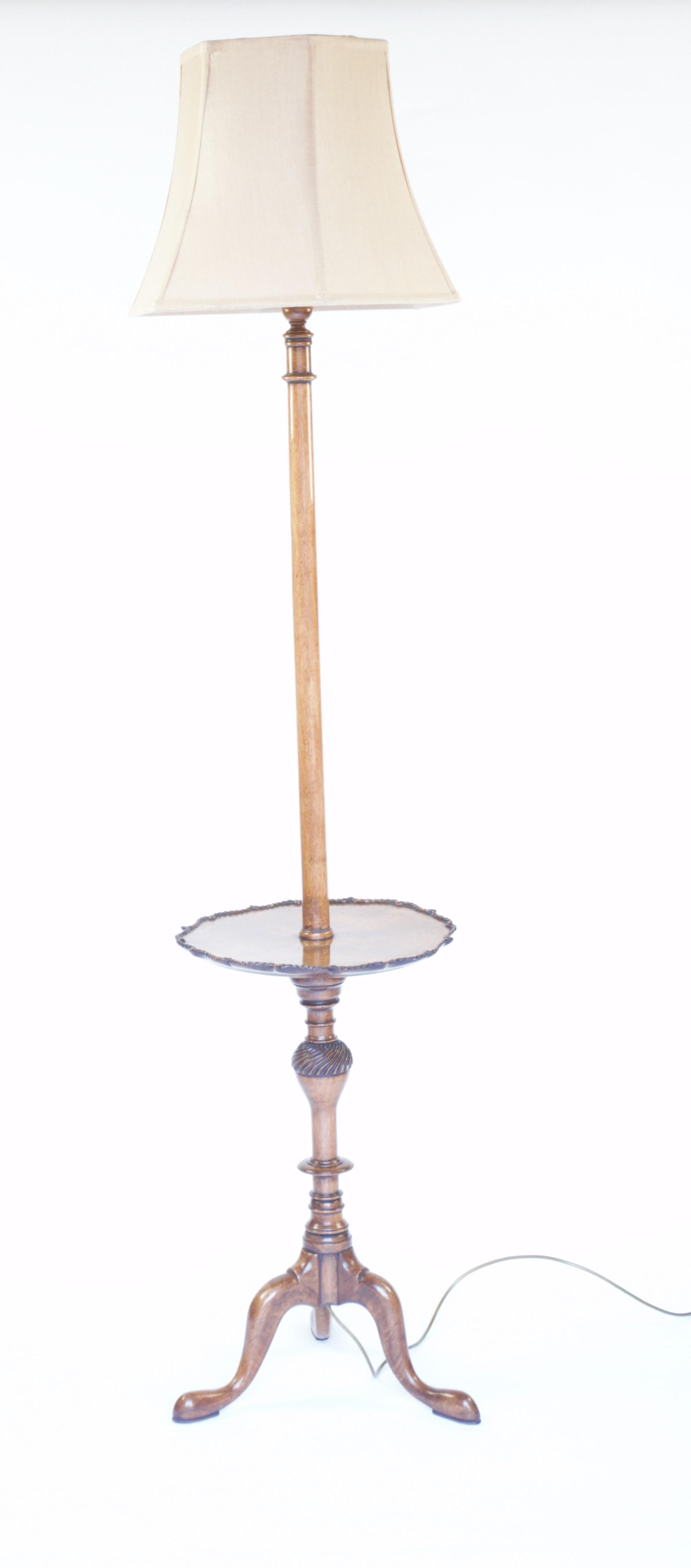 Regina Anna Lampada standard in noce e intagliata, circa 1930 in vendita