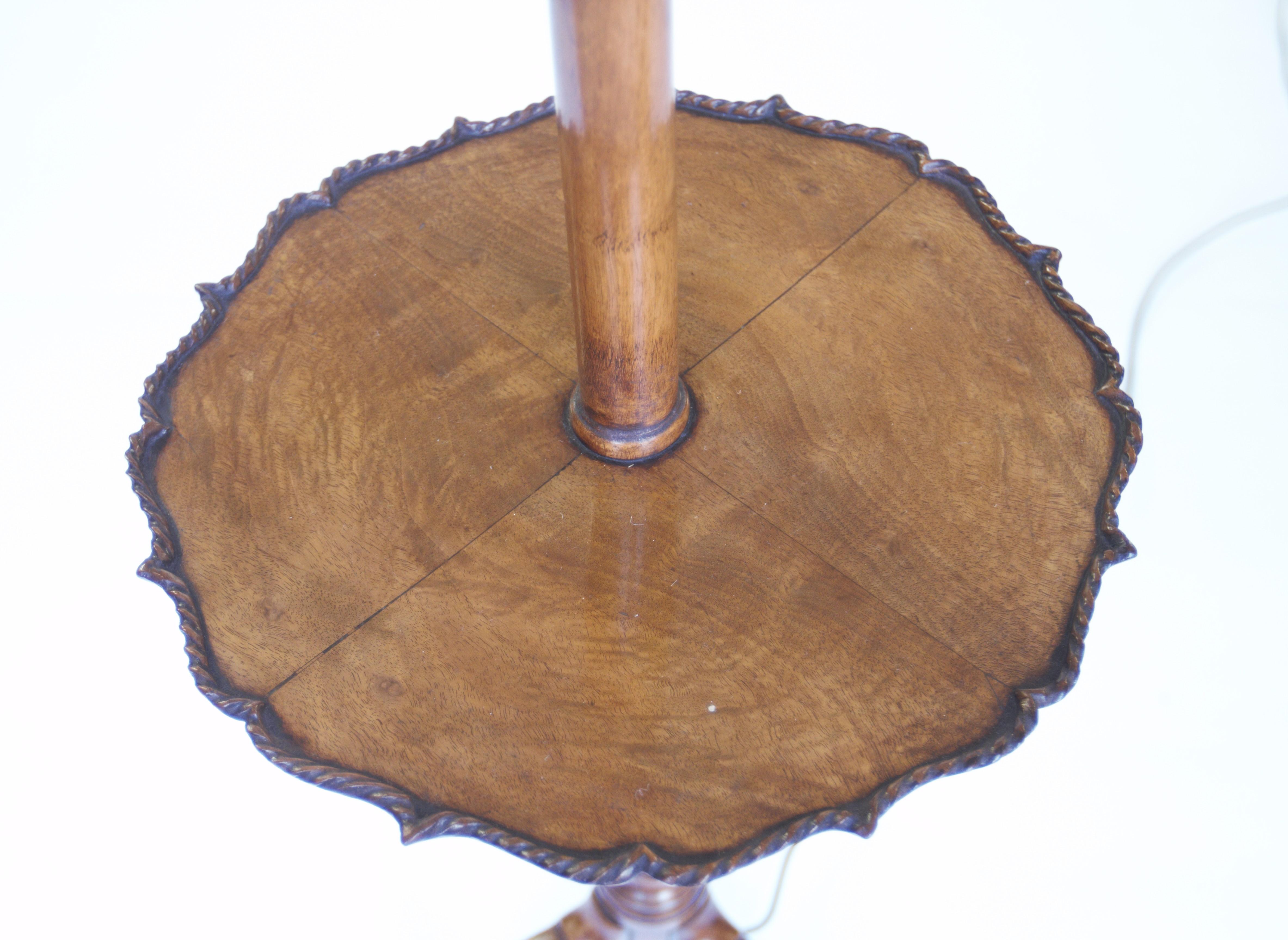 Britannico Lampada standard in noce e intagliata, circa 1930 in vendita