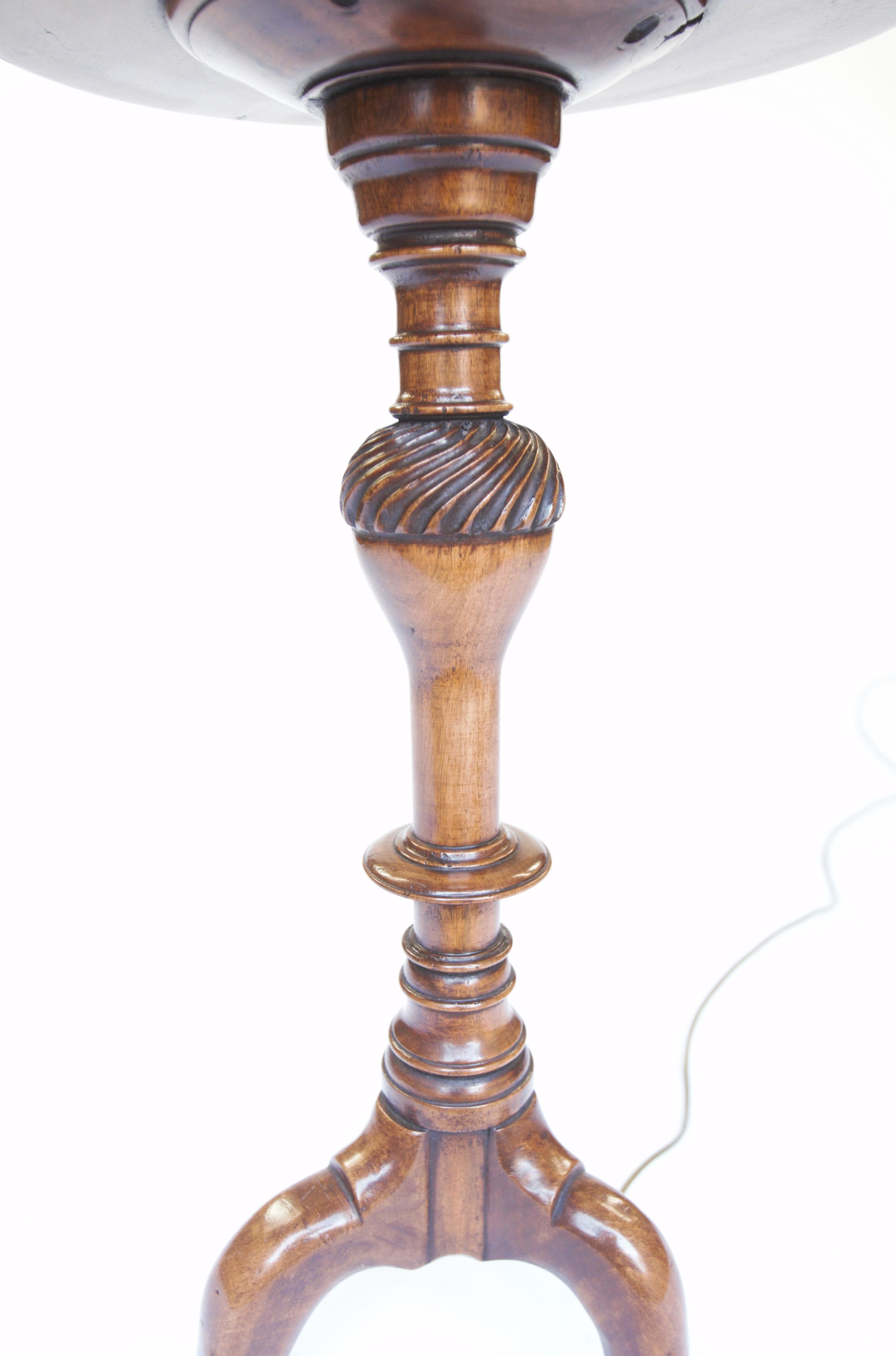 Lampada standard in noce e intagliata, circa 1930 In condizioni buone in vendita a Dereham, GB