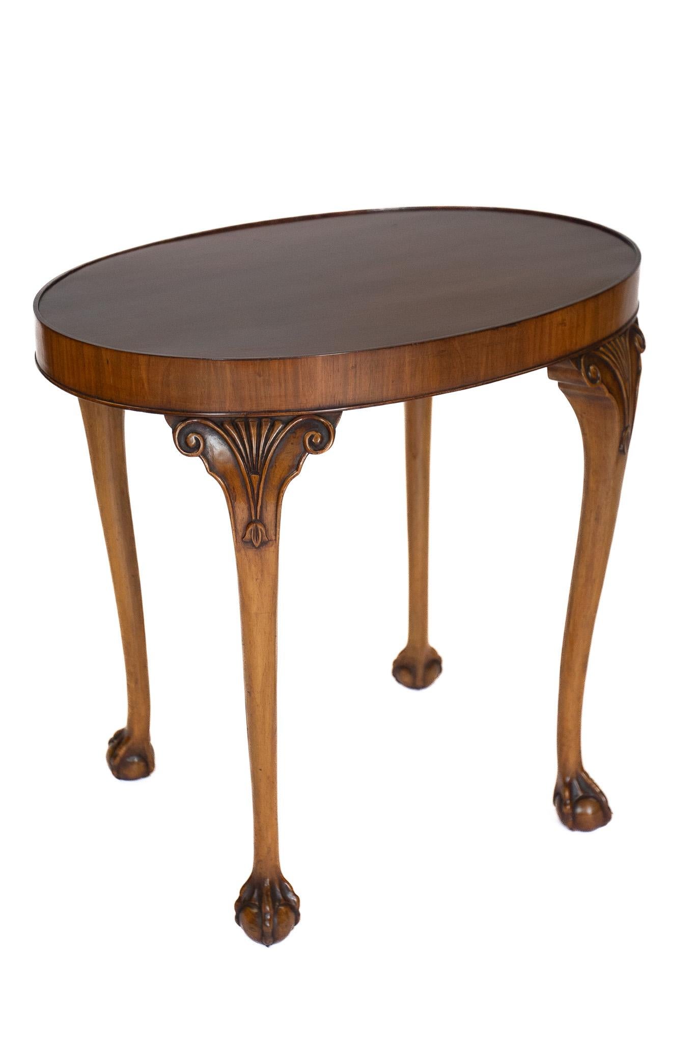 Mesa con bandeja de nogal y tallada circa años 30 Queen Anne en venta