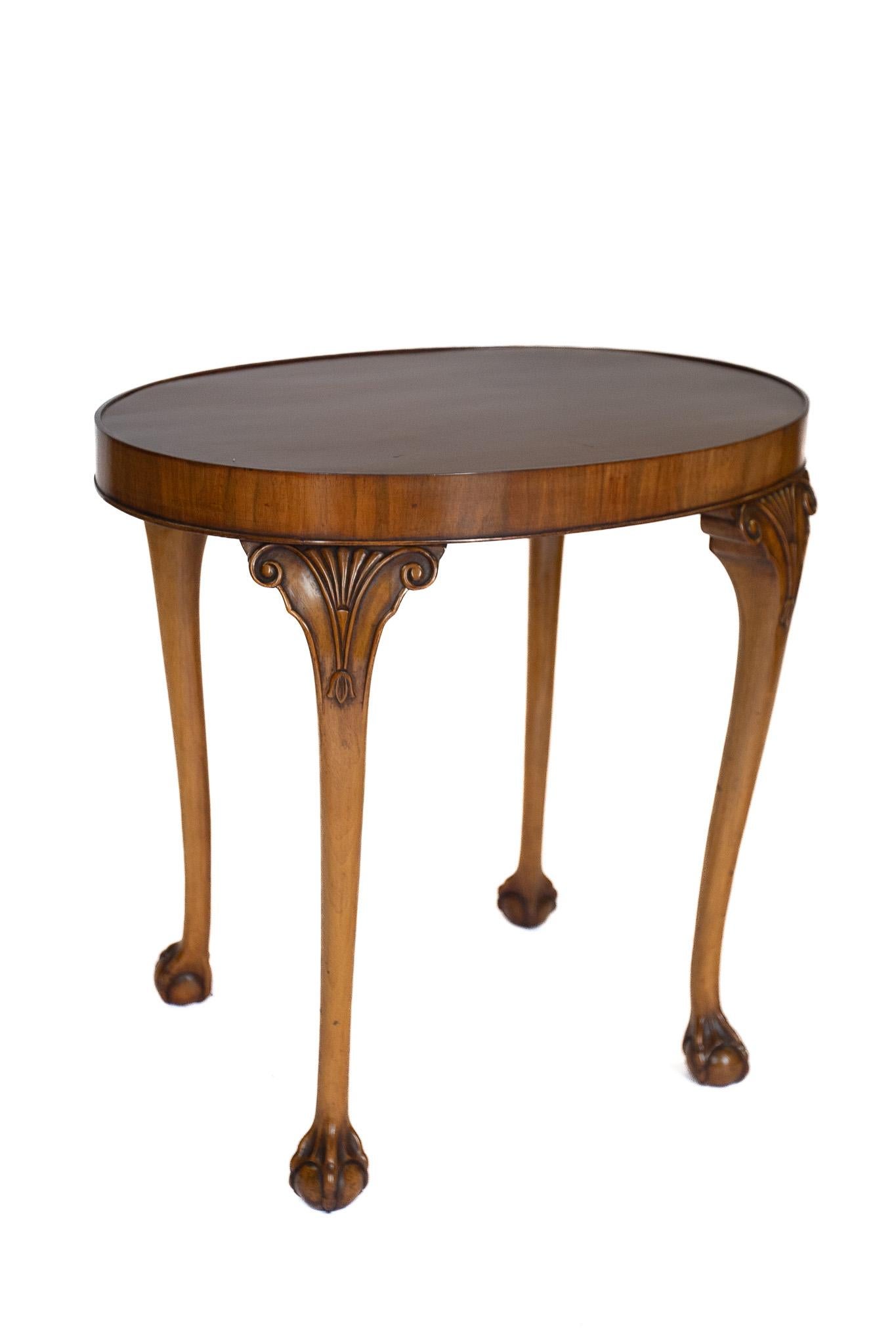 Mesa con bandeja de nogal y tallada circa años 30 Británico en venta