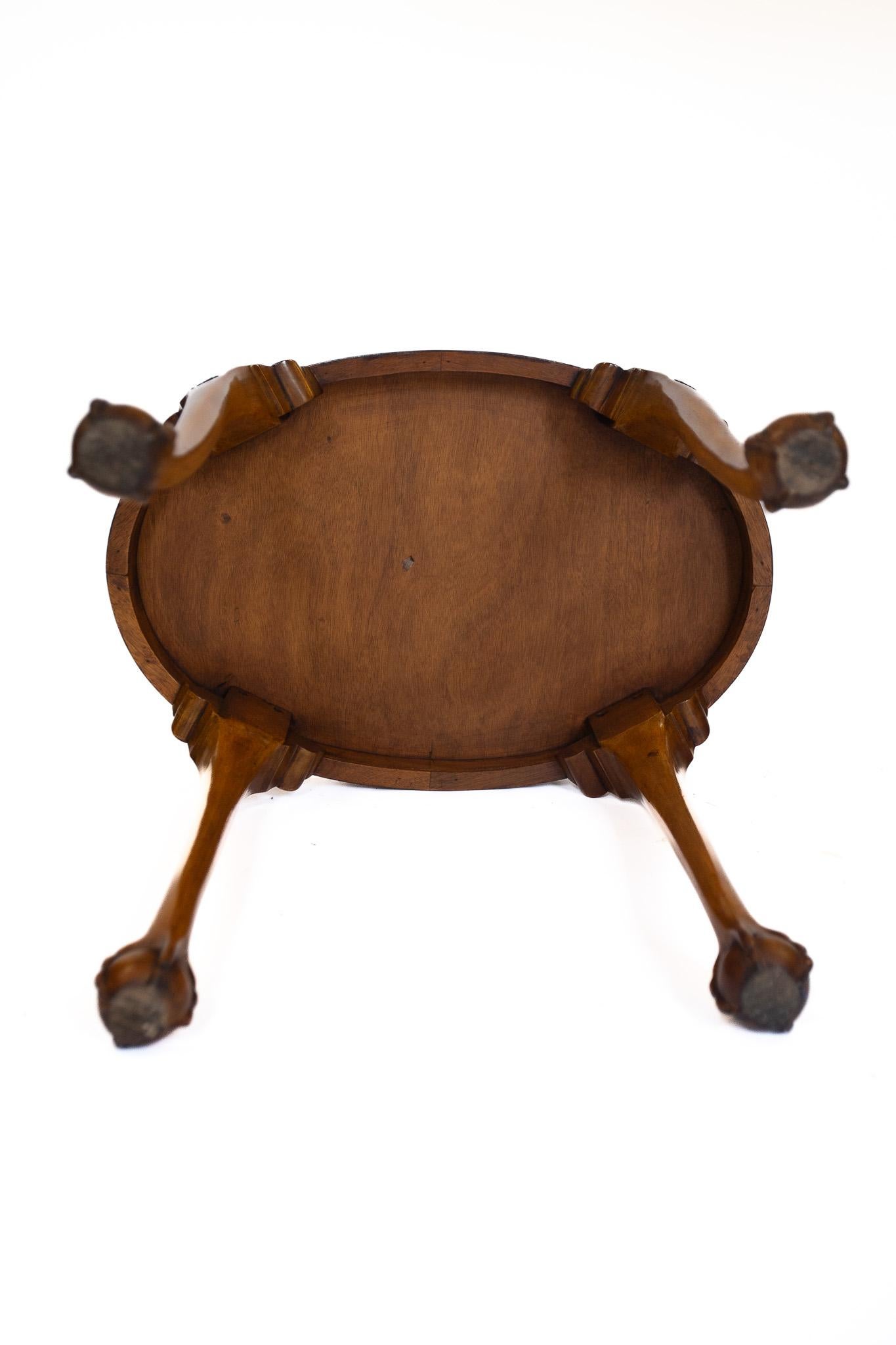 Mesa con bandeja de nogal y tallada circa años 30 Pulido en venta