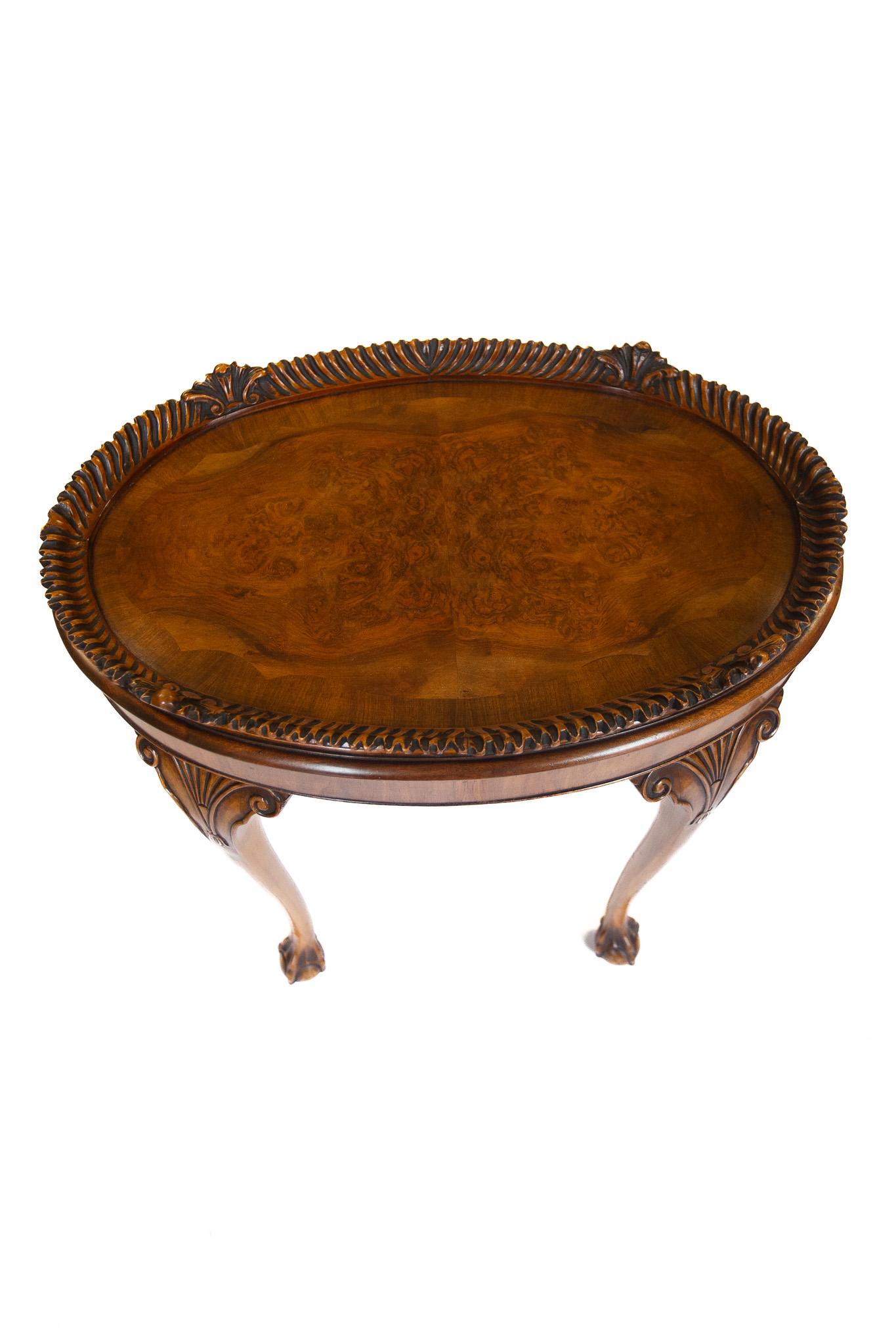 Mesa con bandeja de nogal y tallada circa años 30 en Bueno estado para la venta en Dereham, GB