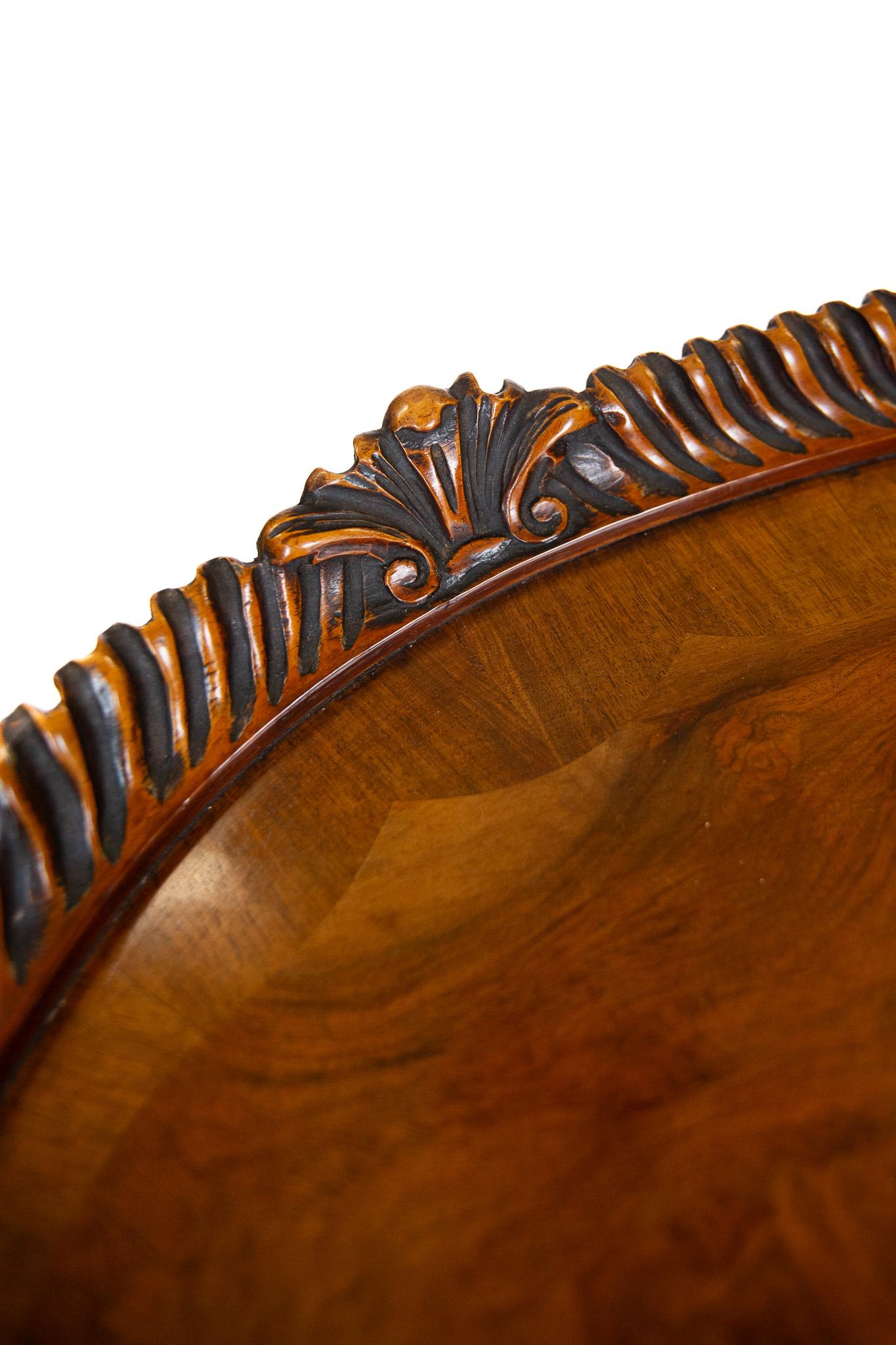 Mesa con bandeja de nogal y tallada circa años 30 mediados del siglo XX en venta