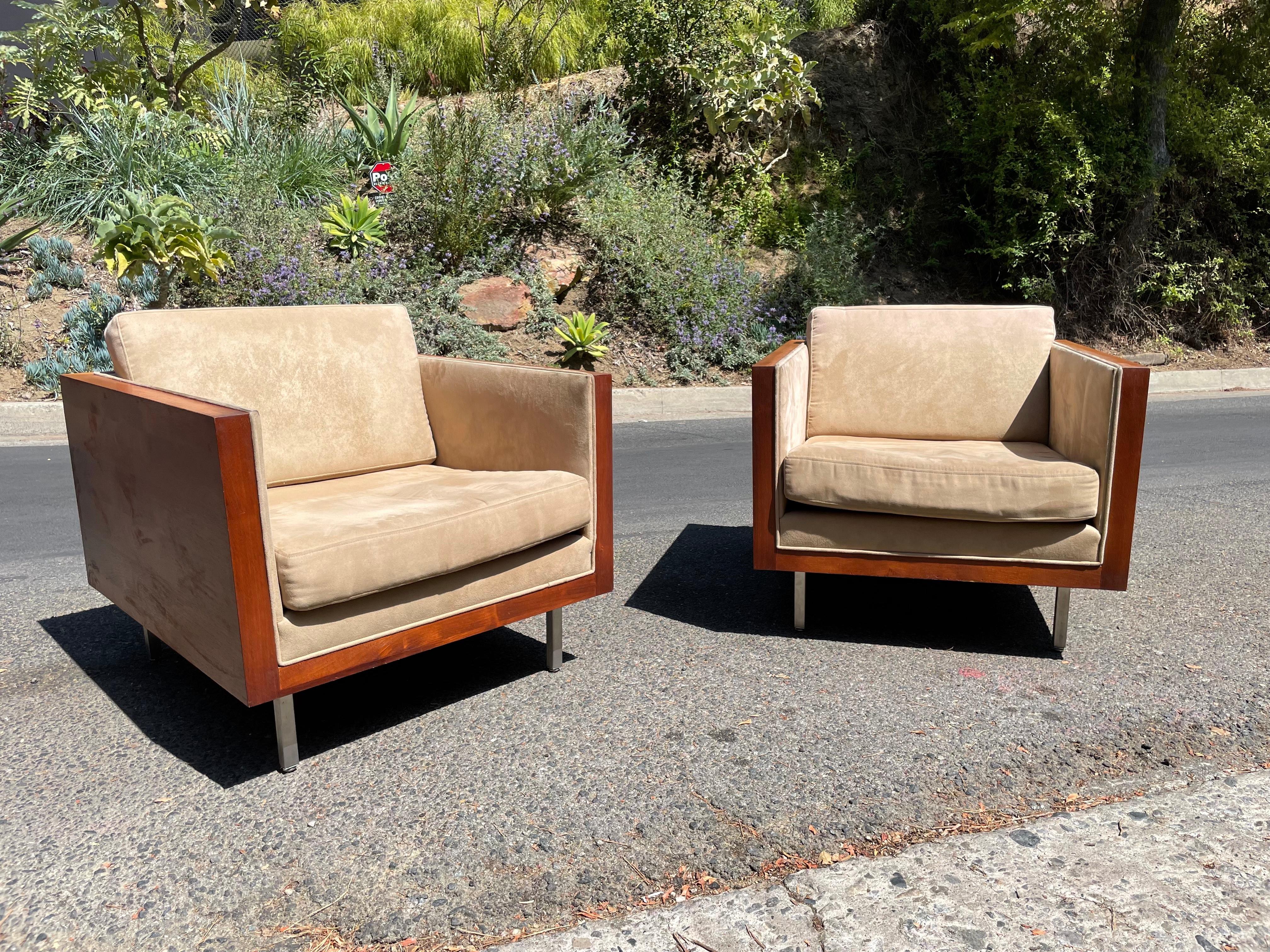 A great pair of Milo Baughman style walnut case lounge chairs with chrome legs. In original fabric.

It's a cool statement piece. Would work well in Danish Modern, Boho, Scandinavian, Hollywood Regency, or Mid-Century home.

Price is for the