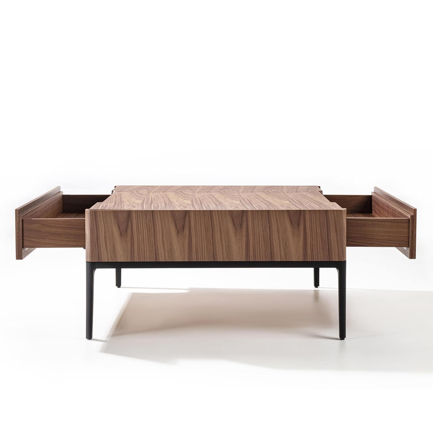 Table basse en noyer avec caisse carrée et noire 
base en aluminium laqué et en noyer massif 
dessus avec 2 tiroirs.
Egalement disponible sur demande en : L120xP80xH40cm.