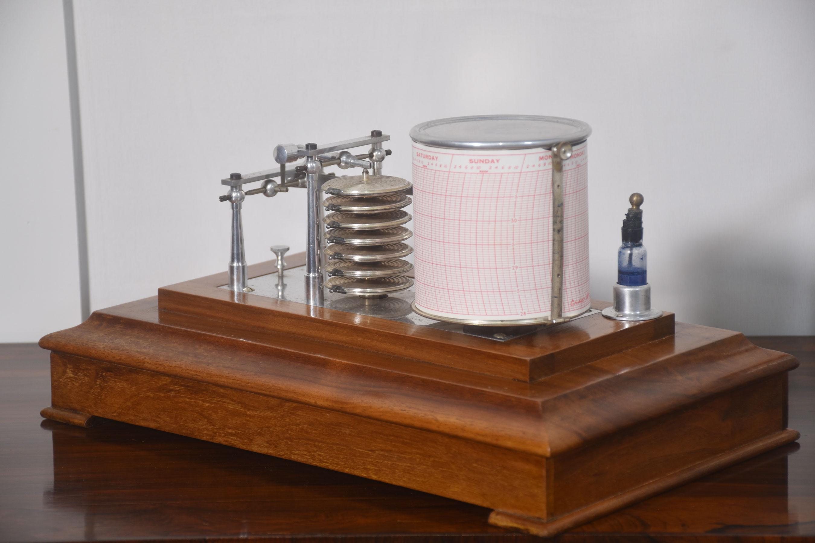 Barographe avec boîtier en noyer en vente 4