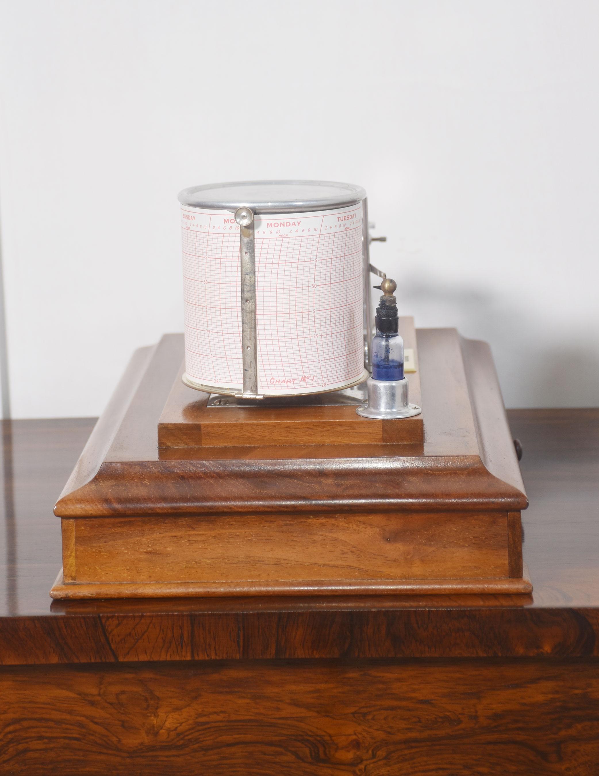 Barographe avec boîtier en noyer en vente 2