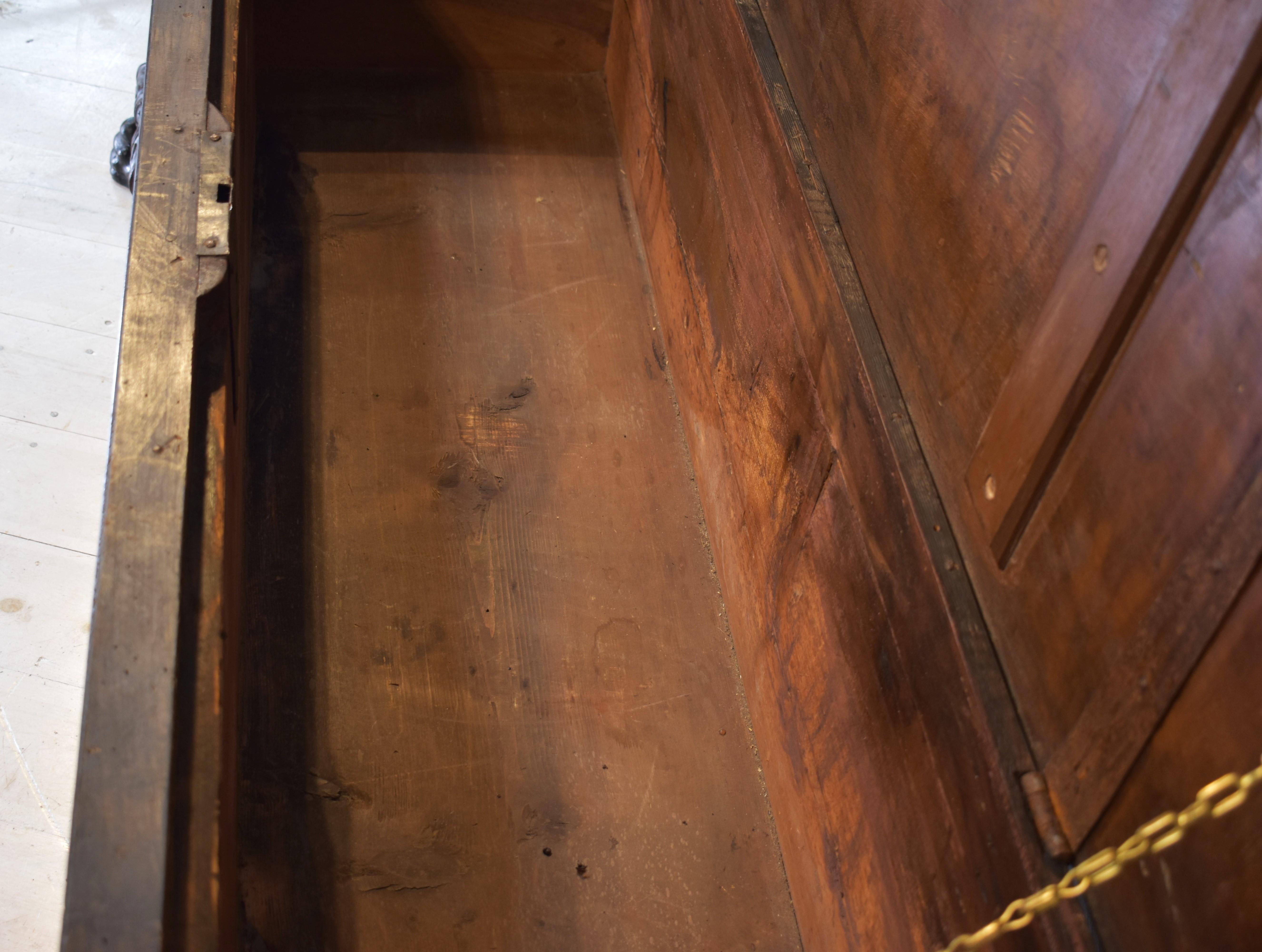 Walnut cassone with carved front For Sale 1