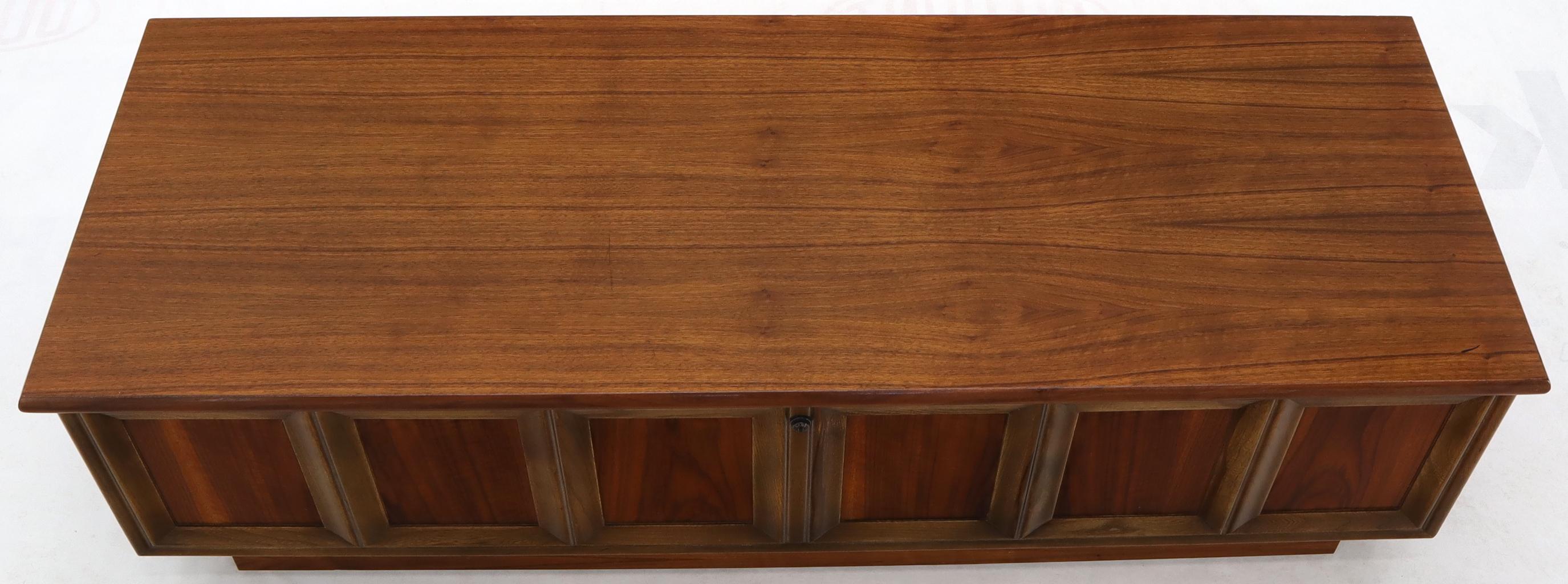 Nussbaum Zedernholz gefüttert Mid-Century Modern Hope Chest von Lane's (amerikanisch) im Angebot