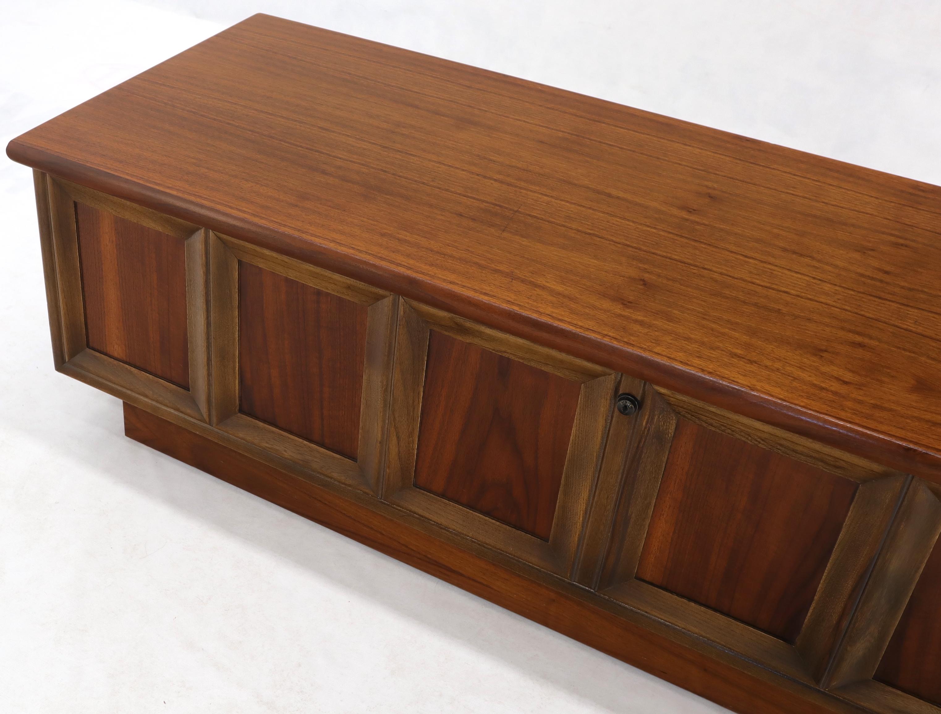 Walnut Cedar Lined Mid-Century Modern Hope Chest by Lane In Excellent Condition For Sale In Rockaway, NJ