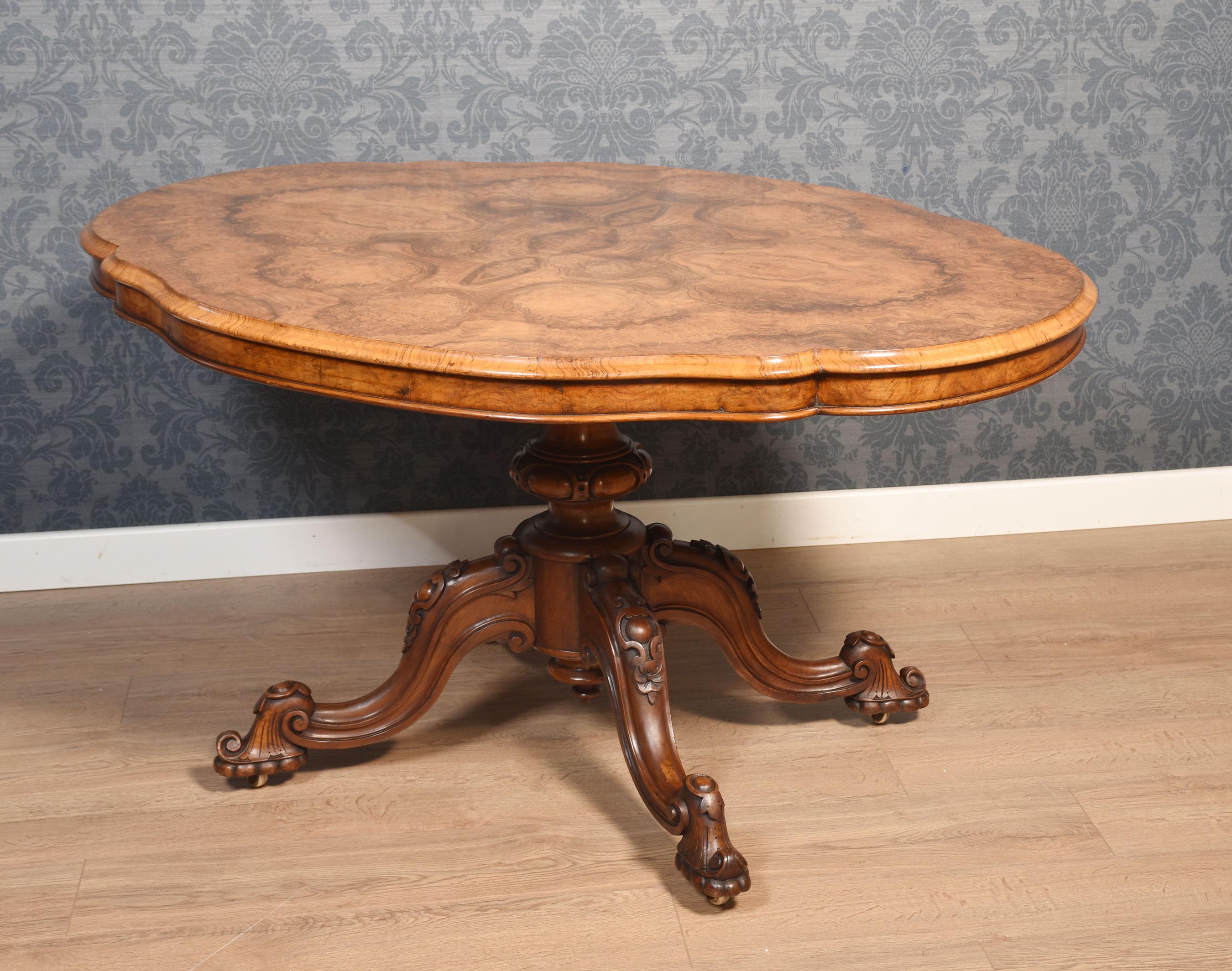 Walnut center table In Good Condition For Sale In Cheshire, GB