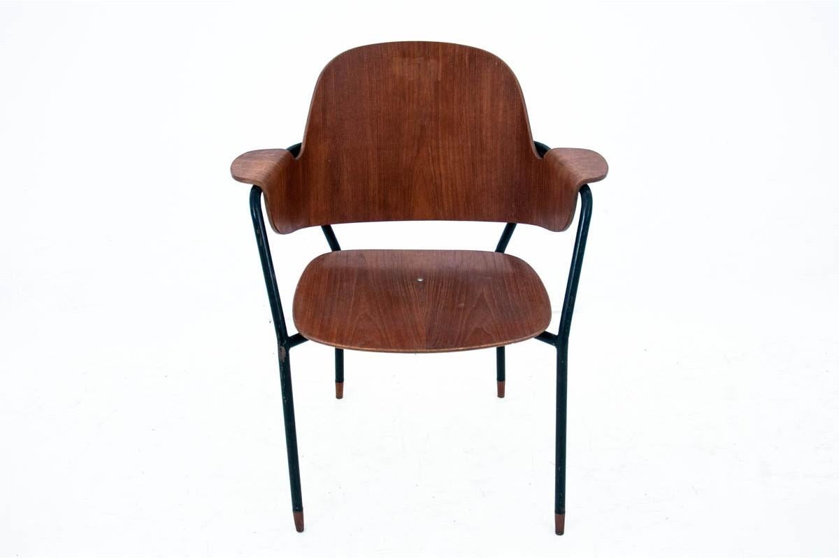 Wooden chair on a steel frame.
A chair made of walnut wood.
It comes from Denmark in the 1960s and 1970s.
Good condition.
Measures: Height 78 cm / seat height 42 cm / width 65 cm / depth 50 cm.
 