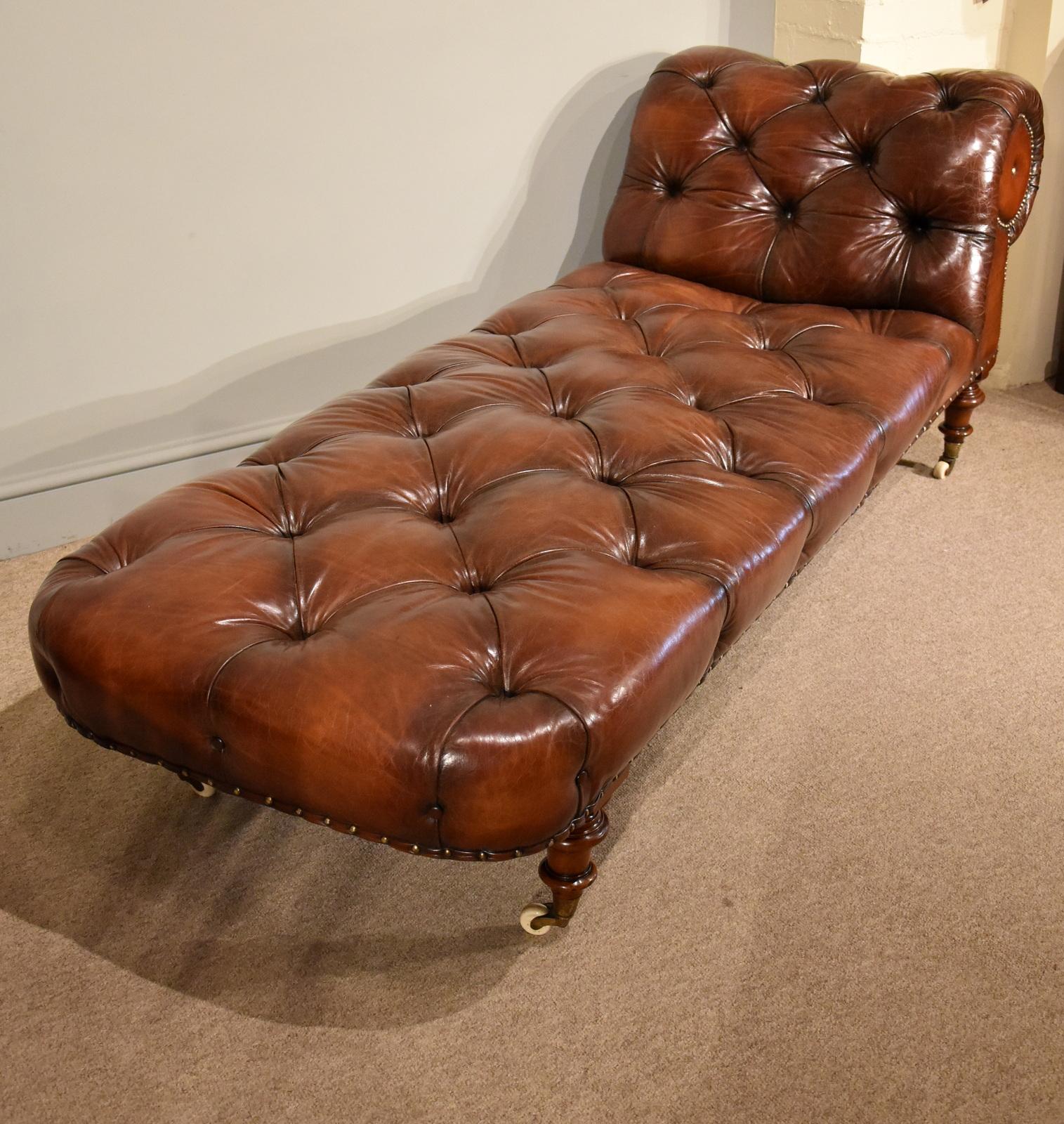 Victorian Walnut Chaise of Stunning Quality Mid-19th Century For Sale