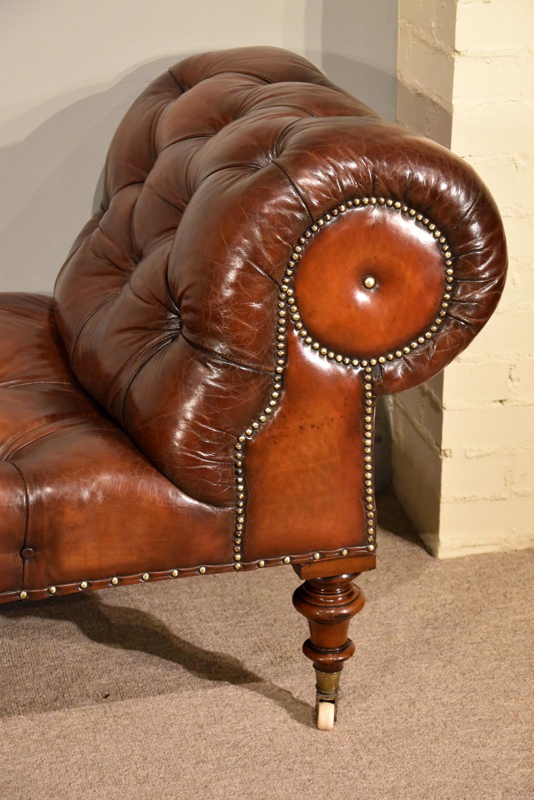 English Walnut Chaise of Stunning Quality Mid-19th Century For Sale