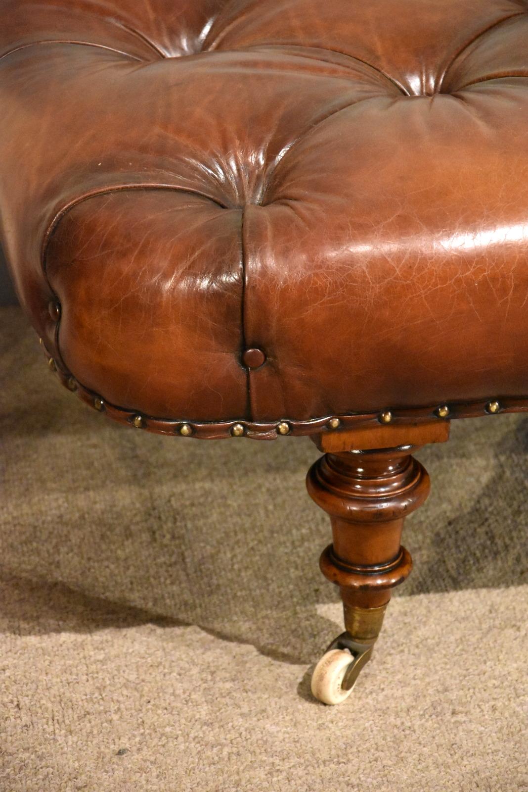 Walnut Chaise of Stunning Quality Mid-19th Century In Good Condition For Sale In Wiltshire, GB