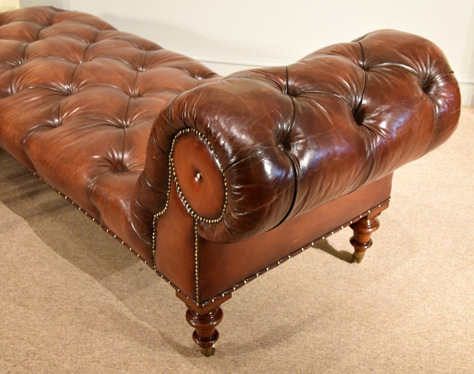 Walnut Chaise of Stunning Quality Mid-19th Century For Sale 1