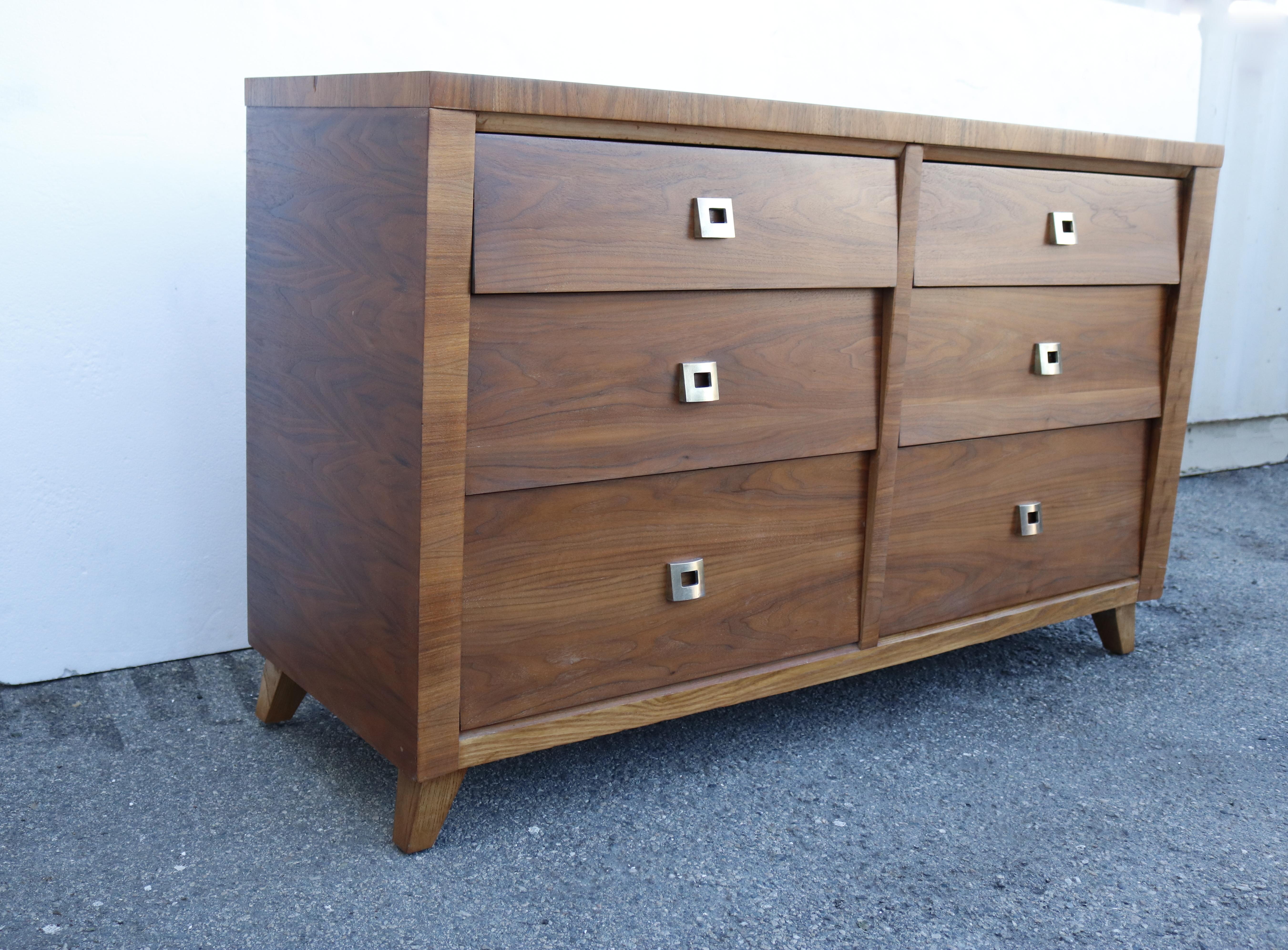 This chest features 6 comfortable drawers with brass hardware.
It is made of walnut and the right bottom drawer of cedar to protect your cashmere against the moths.
It retains the Morris stamp.