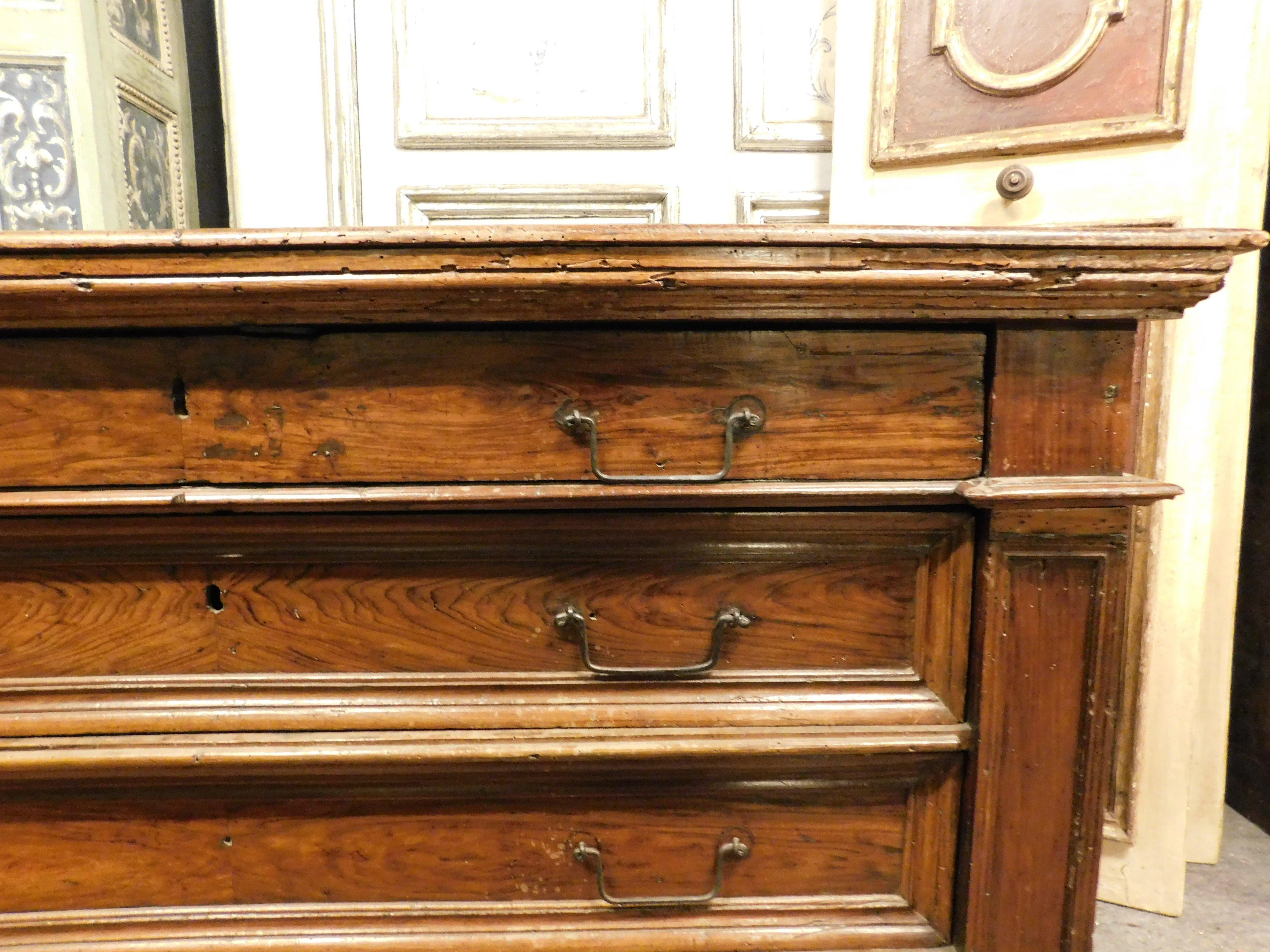 Walnut chest of drawers, bedroom chest of drawers, central Italy In Good Condition For Sale In Cuneo, Italy (CN)