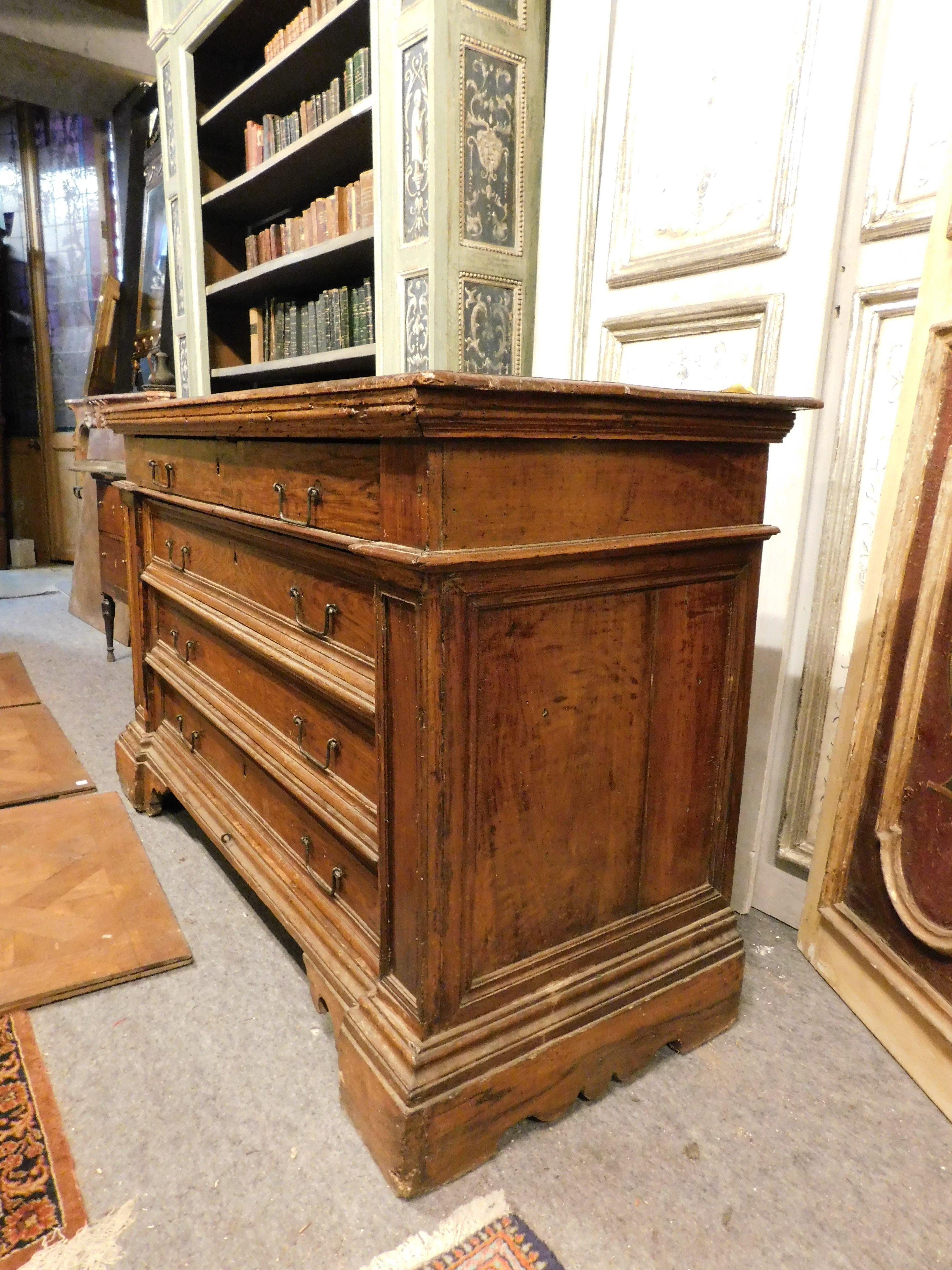 18th Century and Earlier Walnut chest of drawers, bedroom chest of drawers, central Italy For Sale