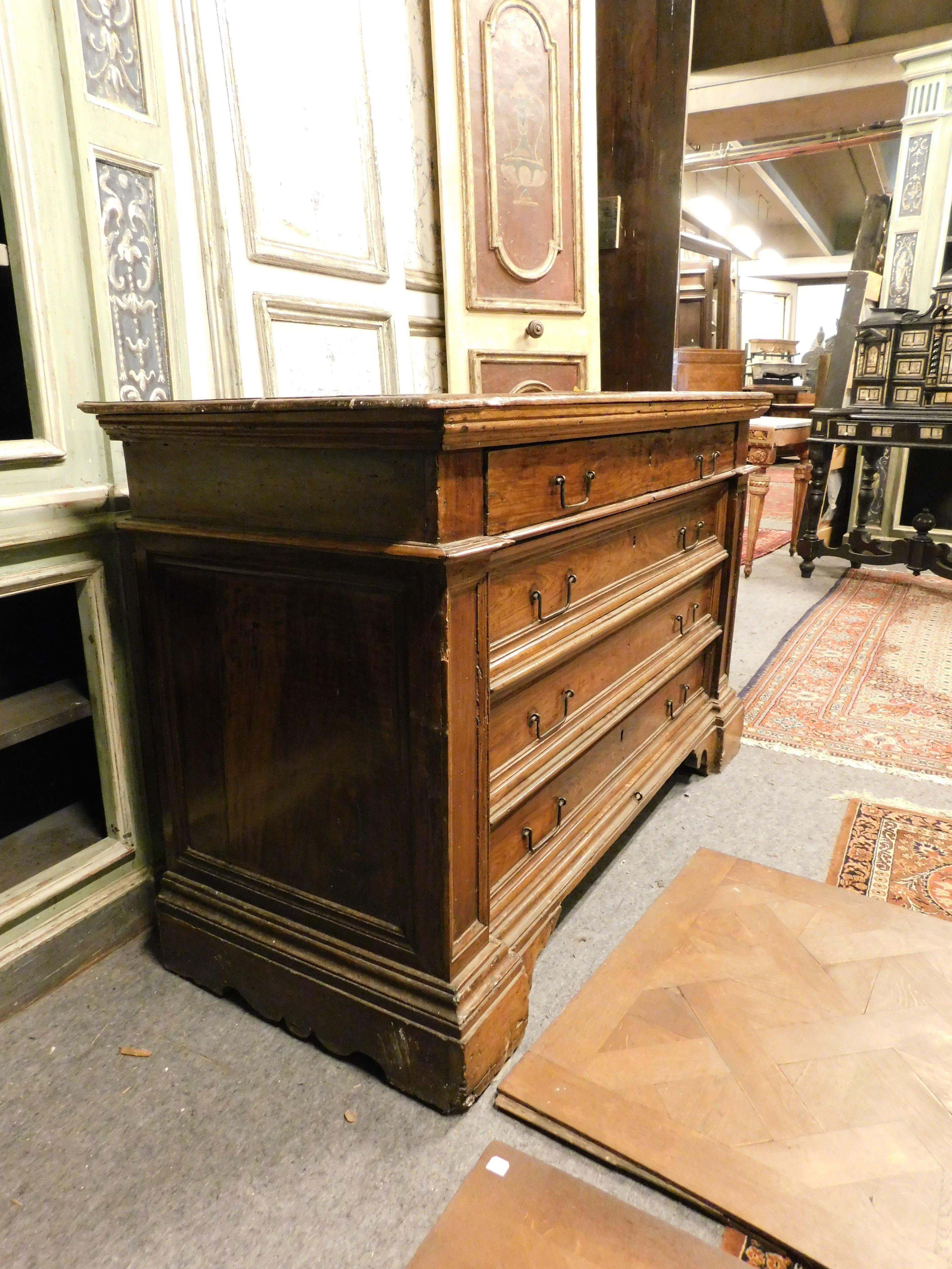 Walnut chest of drawers, bedroom chest of drawers, central Italy For Sale 2