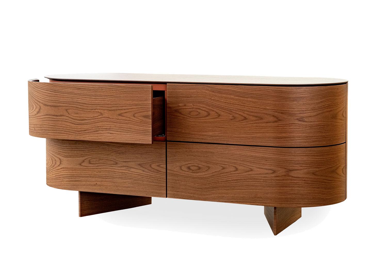 Cabinet Rondos de Cassina.

Rondos 558 01 est une crédence, une commode ou un meuble d'entrée à quatre tiroirs en finition noyer américain avec un plateau en bois.

Conçue par Patricia Urquiola, Rondos est une commode design aux contours doux et