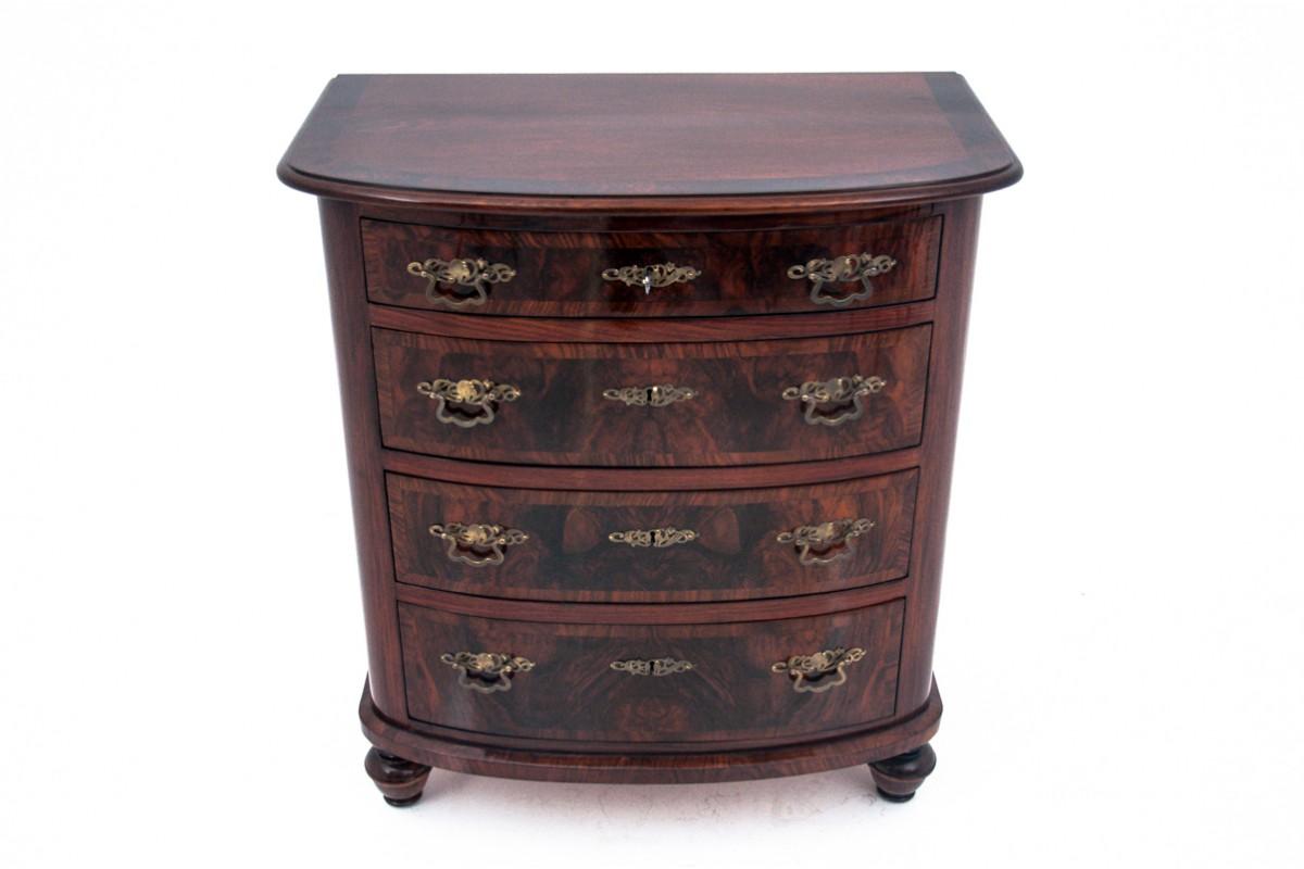 Walnut chest of drawers, Northern Europe, circa 1890.

The furniture is in very good condition, after professional renovation. Finished with a high gloss polish.

dimensions :

height 90 cm width 82 cm depth 48 cm