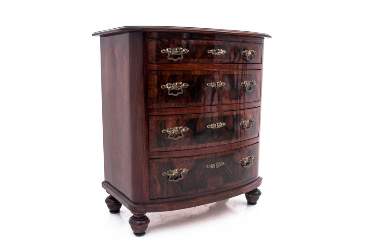 Swedish Walnut chest of drawers, Northern Europe, circa 1890. After renovation.