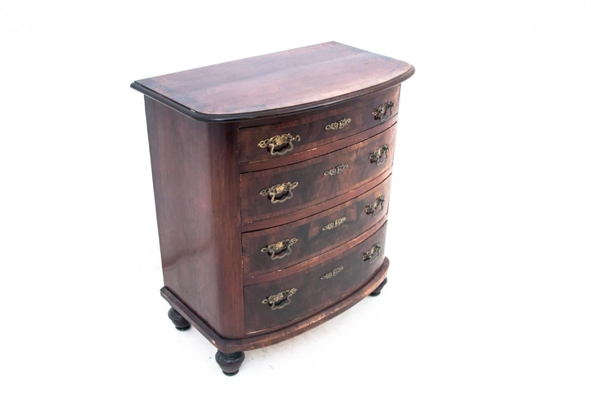 Walnut chest of drawers, Northern Europe, circa 1890.

Currently under renovation.

Dimensions :

Height 90 cm width 82 cm depth 48 cm.