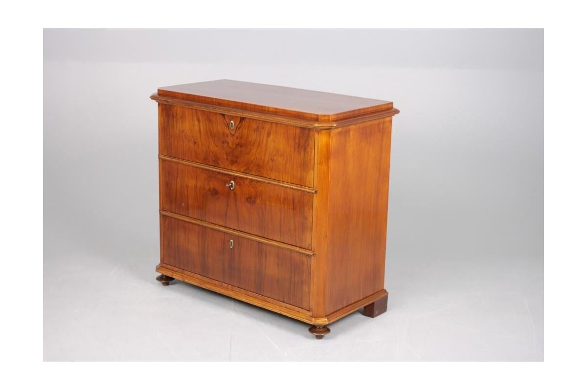Walnut chest of drawers, Northern Europe, circa 1920.

Very good condition, after professional renovation, finished in polish

Wood: walnut

dimensions: height: 88 cm, width: 98 cm, depth: 47 cm