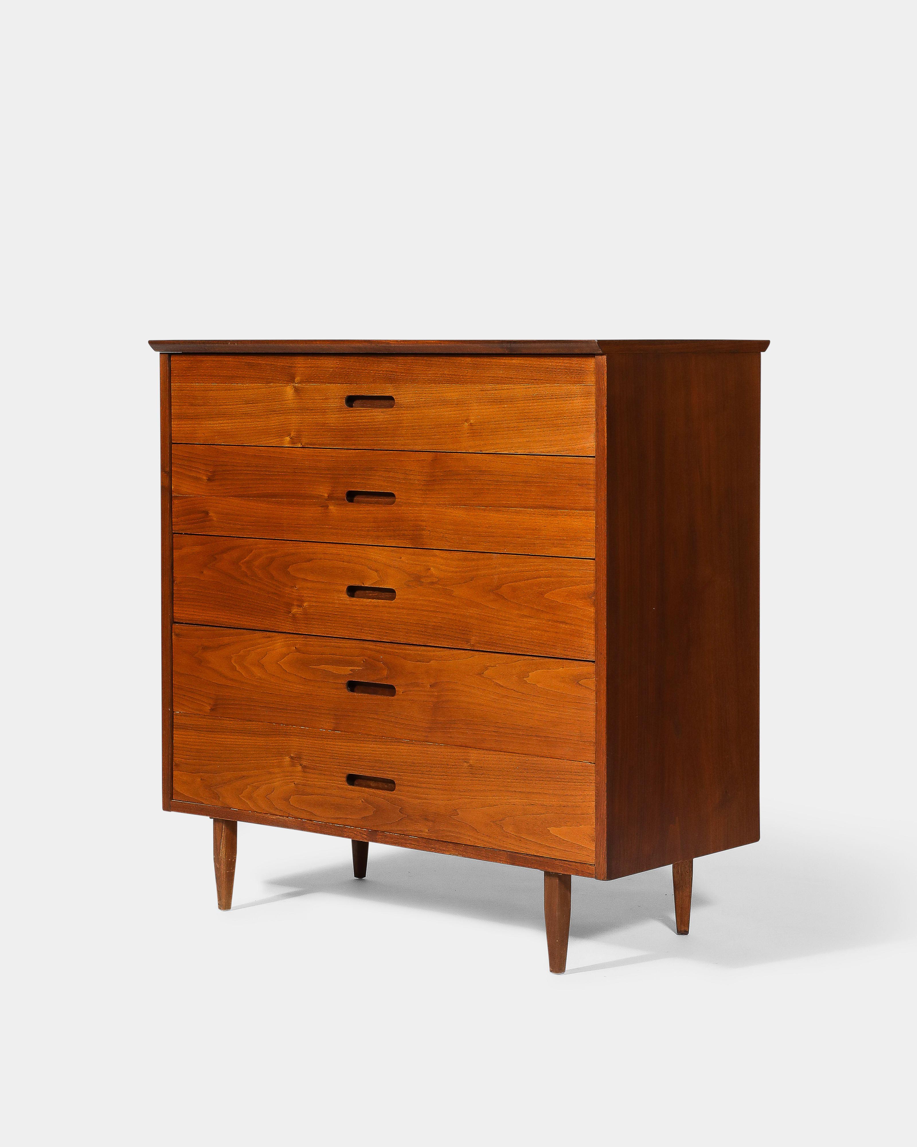 Kommode mit fünf Schubladen aus Nussbaumholz, in sehr gutem Vintage-Zustand. Neu restauriert.