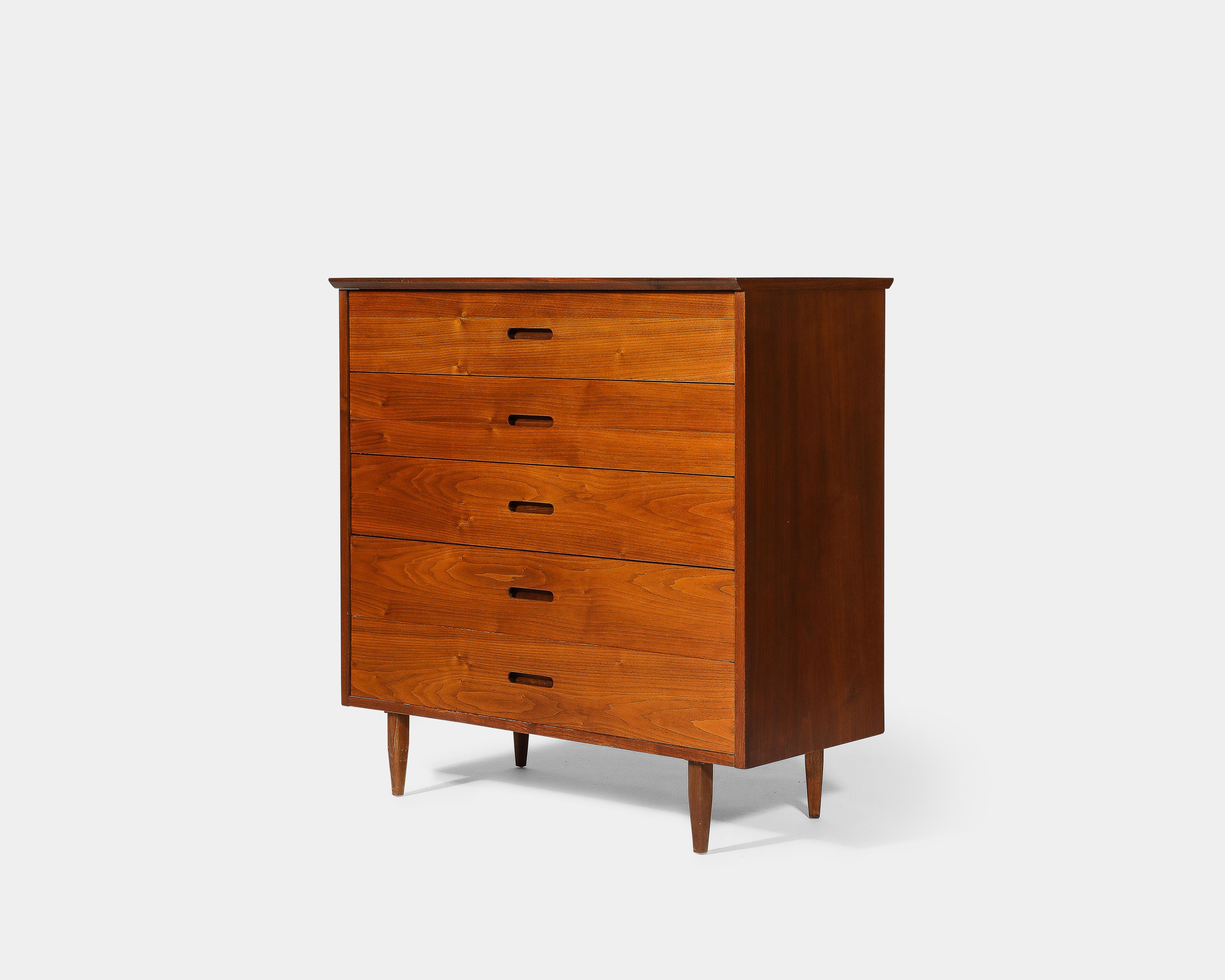 Kommode aus Nussbaumholz, Vereinigte Staaten, um 1950 im Zustand „Hervorragend“ im Angebot in New York City, NY