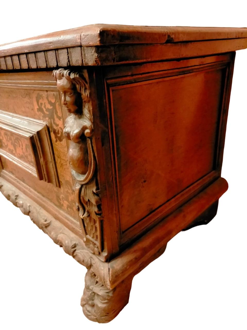 Italian Walnut chest with maple inlays and carved friezes, from the 1600s. For Sale