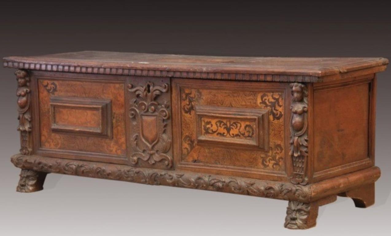 Walnut chest with maple inlays and carved friezes, from the 1600s. In Good Condition For Sale In Cesena, FC