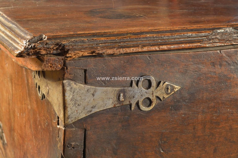 Walnut Chest with Wrought Iron Fittings, Baroque, 17th Century In Good Condition For Sale In Madrid, ES