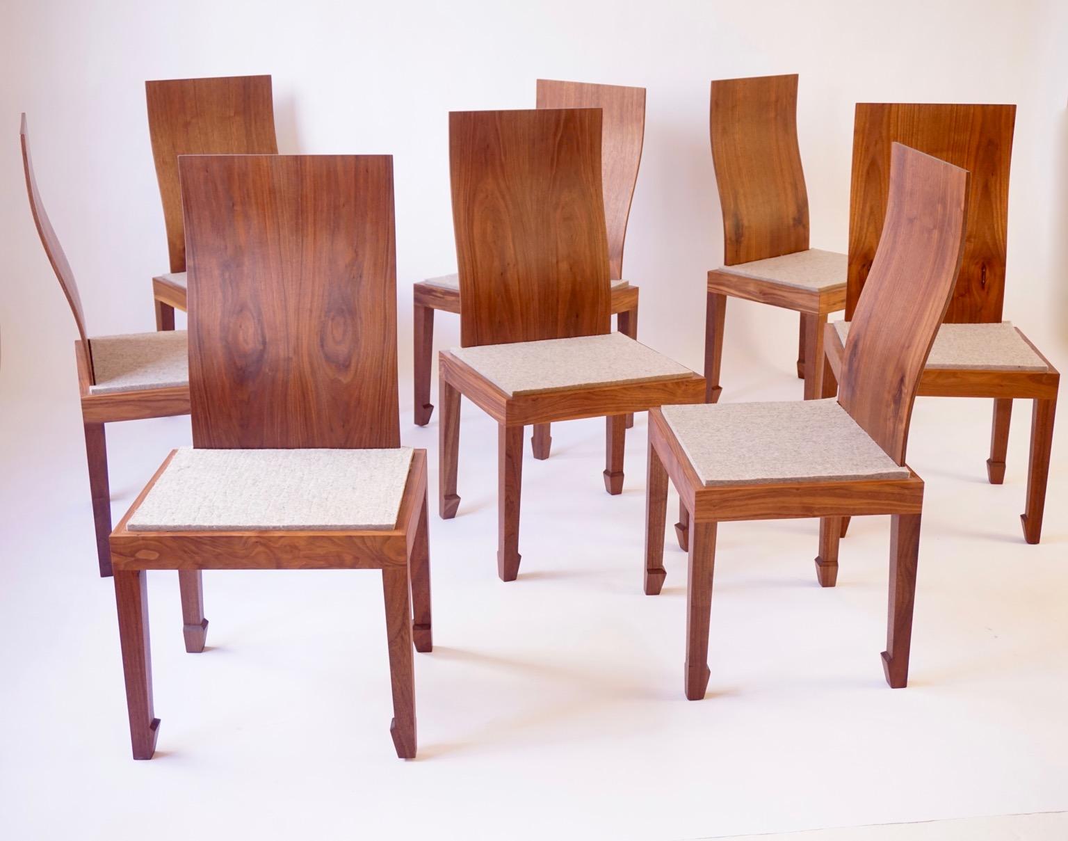 La forme de la chaise de salle à manger chinoise 2002 reprend certaines des courbes et formes traditionnelles des premières chaises chinoises, mais avec une touche de modernité. Le dossier en noyer noir stratifié présente un degré de flexibilité