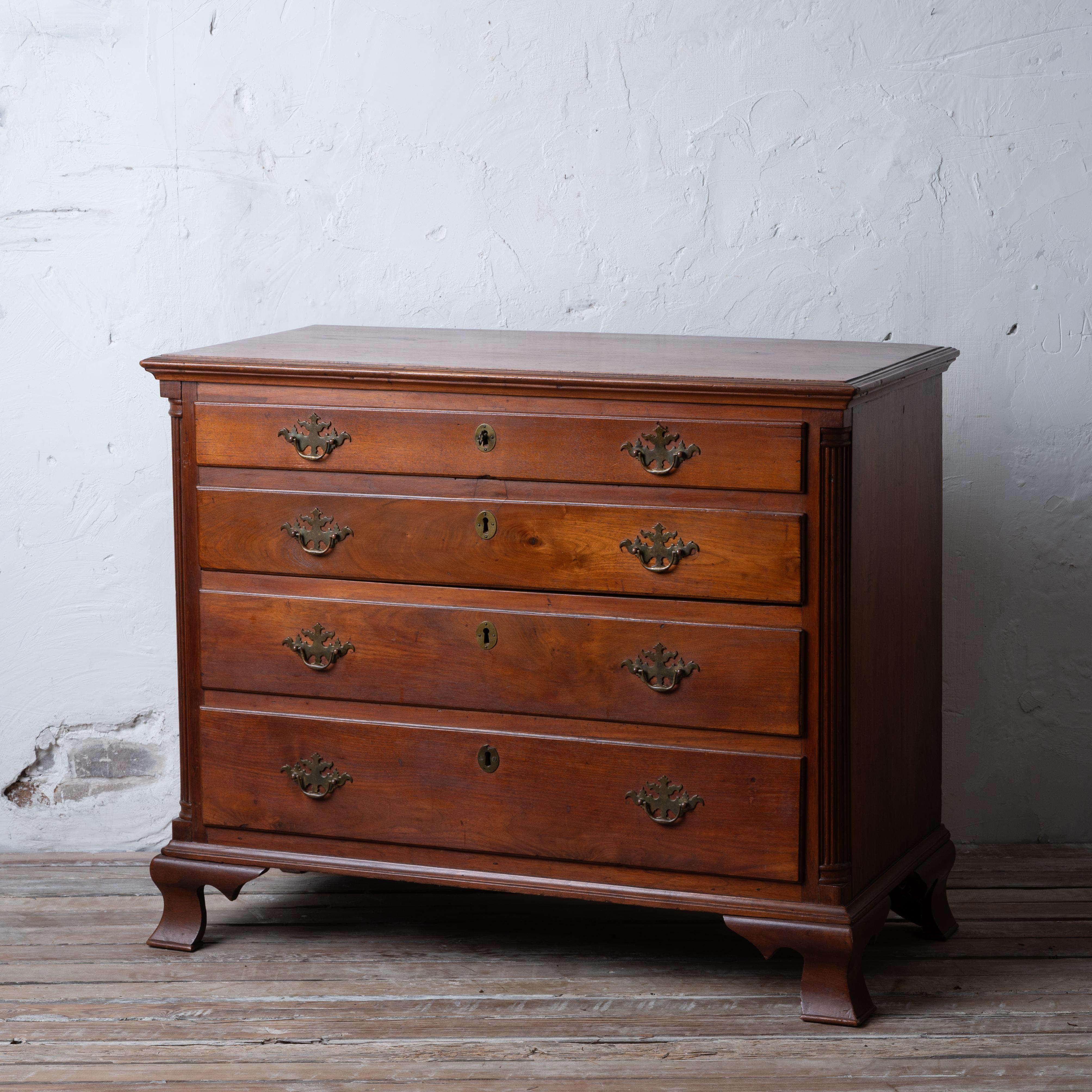 Chippendale-Kommode aus Nussbaumholz, Philadelphia, 1765-1780.



Rechteckige Platte über einem entsprechenden Gehäuse mit vier abgestuften Schubladen, flankiert von kannelierten Viertelsäulen, über einem profilierten Sockel, auf spitz zulaufenden